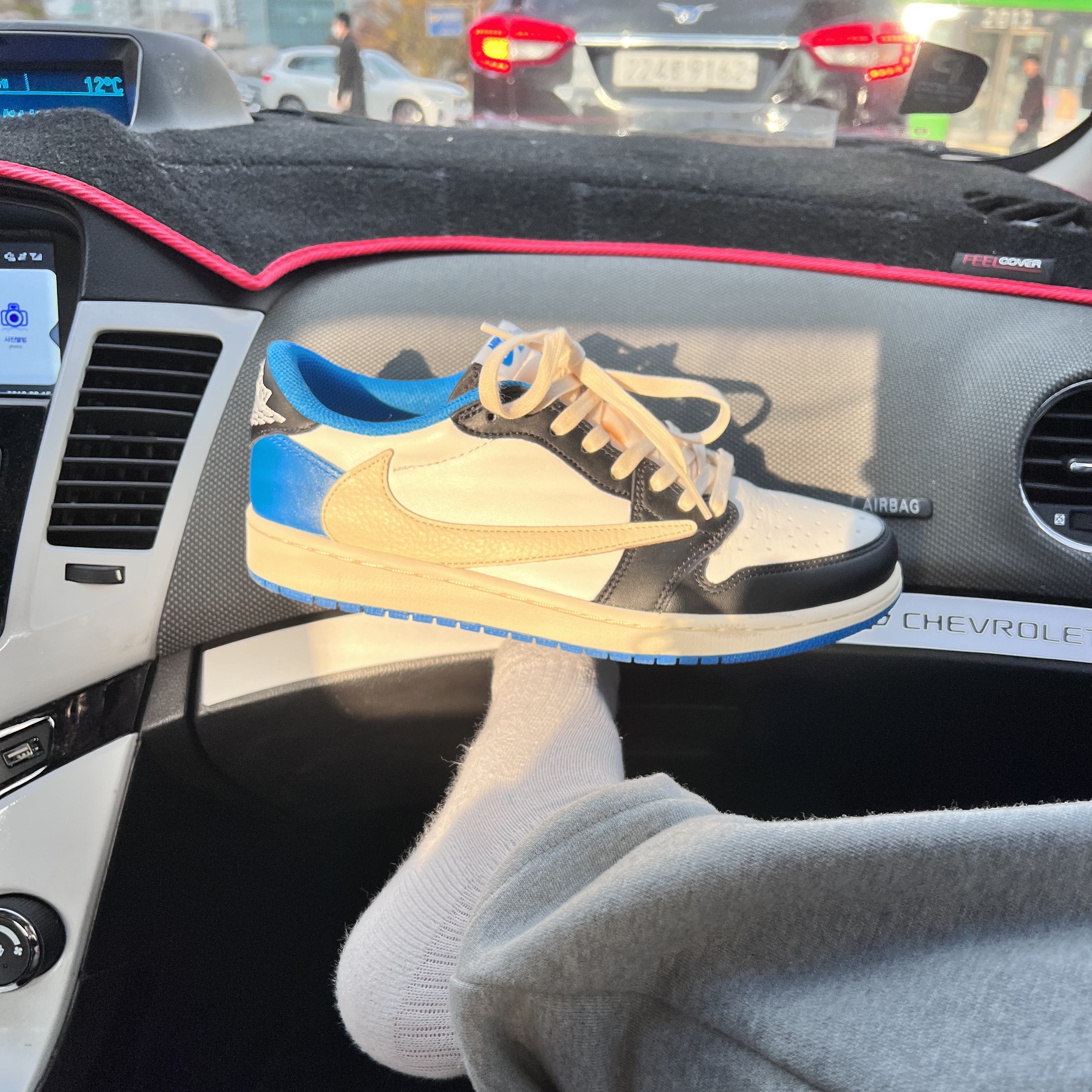 Jordan 1 x Travis Scott x Fragment Retro Low OG SP Military Blue 착용 스타일