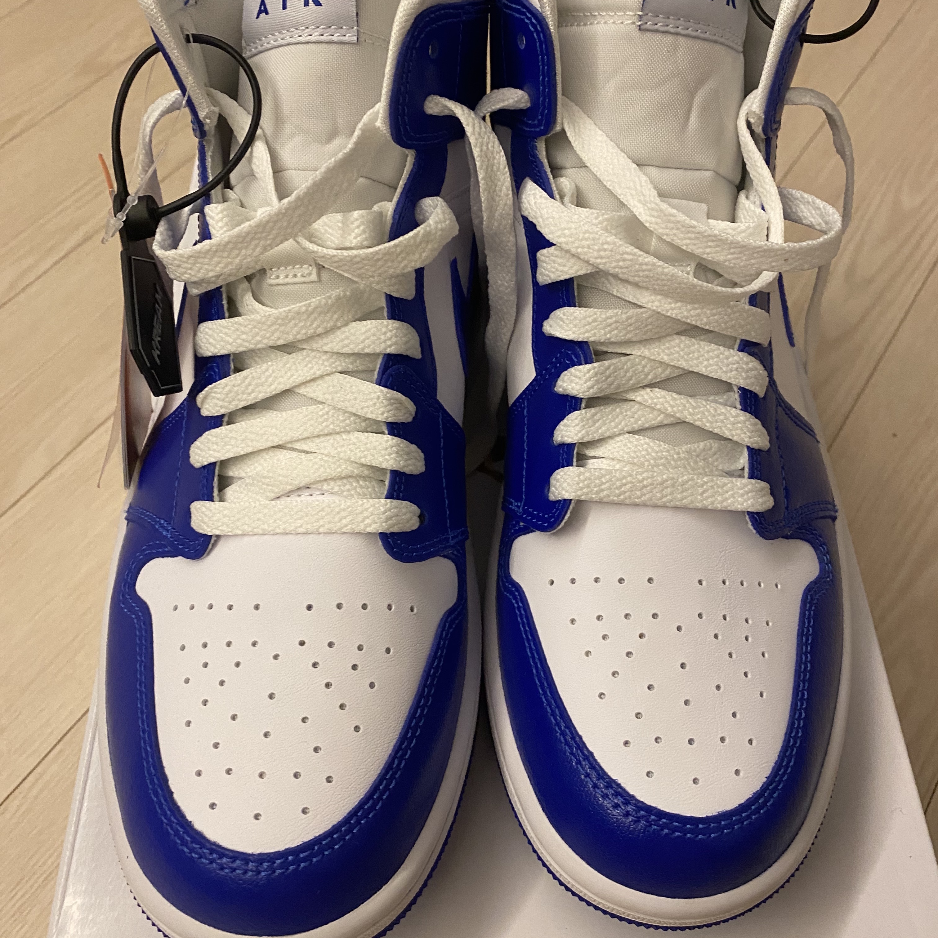 (W) Jordan 1 Mid White Hyper Royal 착용 스타일 - 1