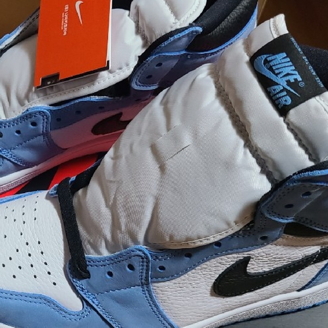 Jordan 1 Retro High OG University Blue, Asics x Andersson Bell Gel-1090 Glacier Grey Silver 착용 스타일 - 1