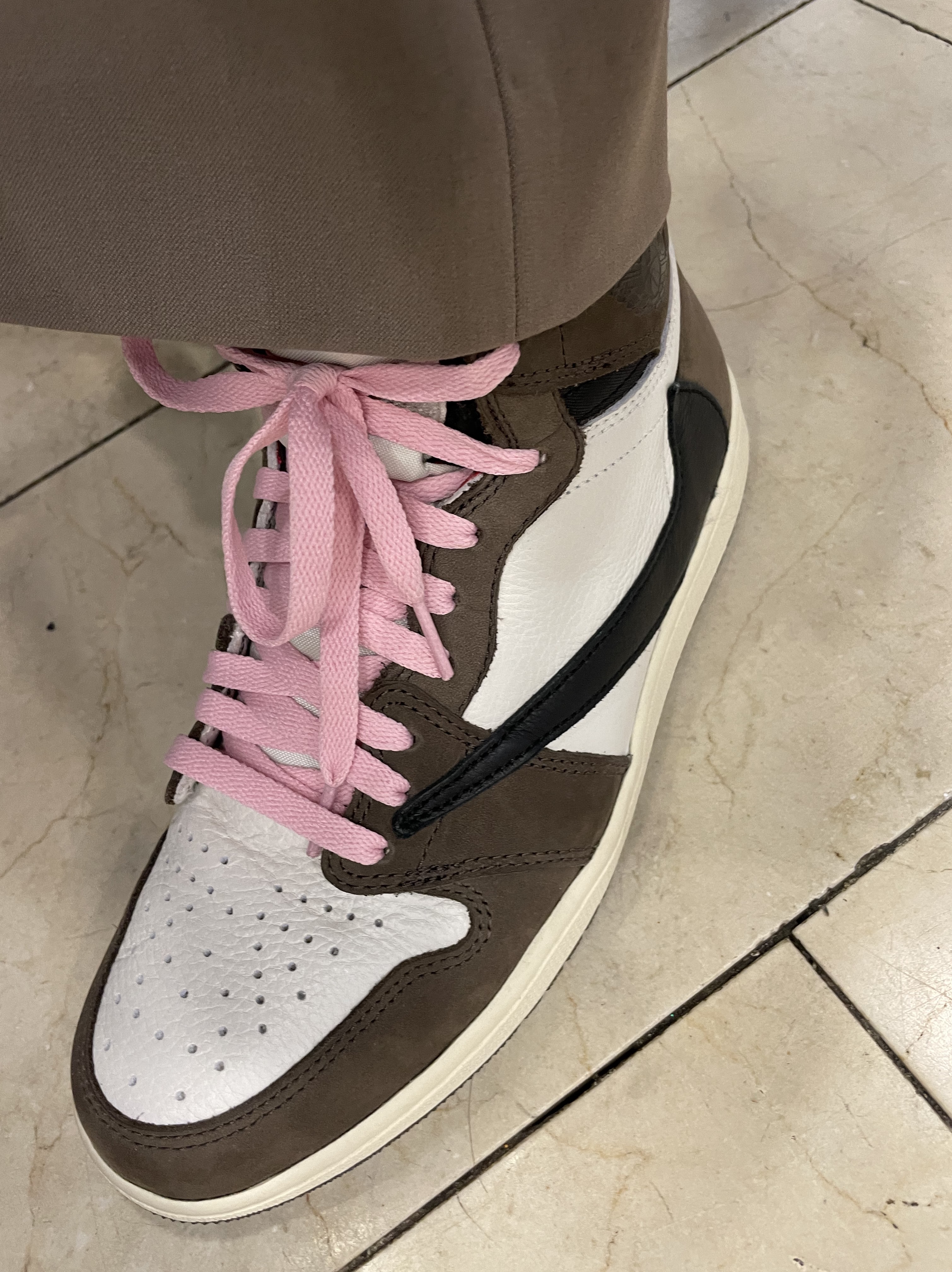 Jordan 1 x Travis Scott Retro High OG SP Mocha 착용 스타일 - 1