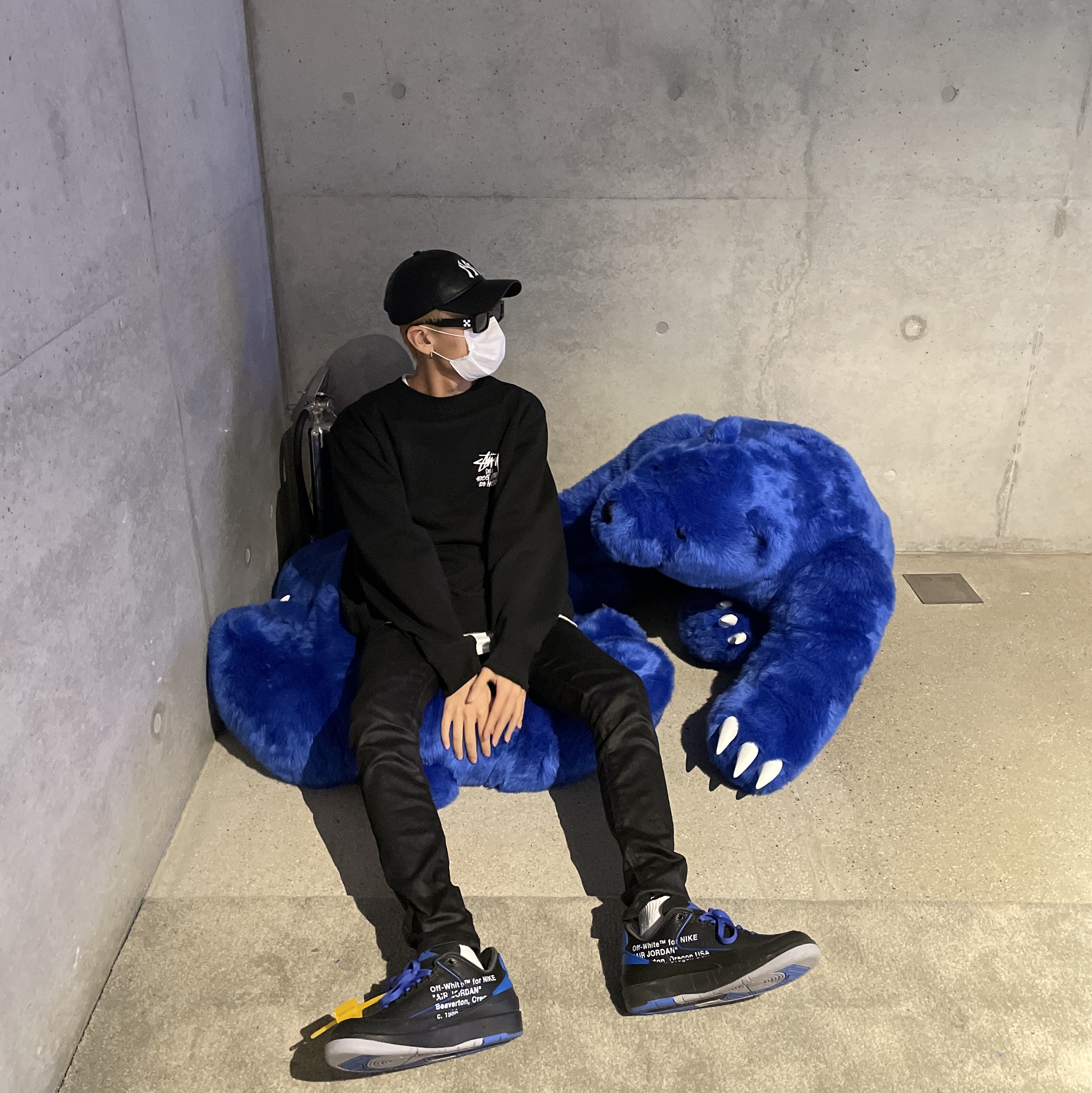 Jordan 2 x Off-White Retro Low SP Black and Varsity Royal 착용 스타일