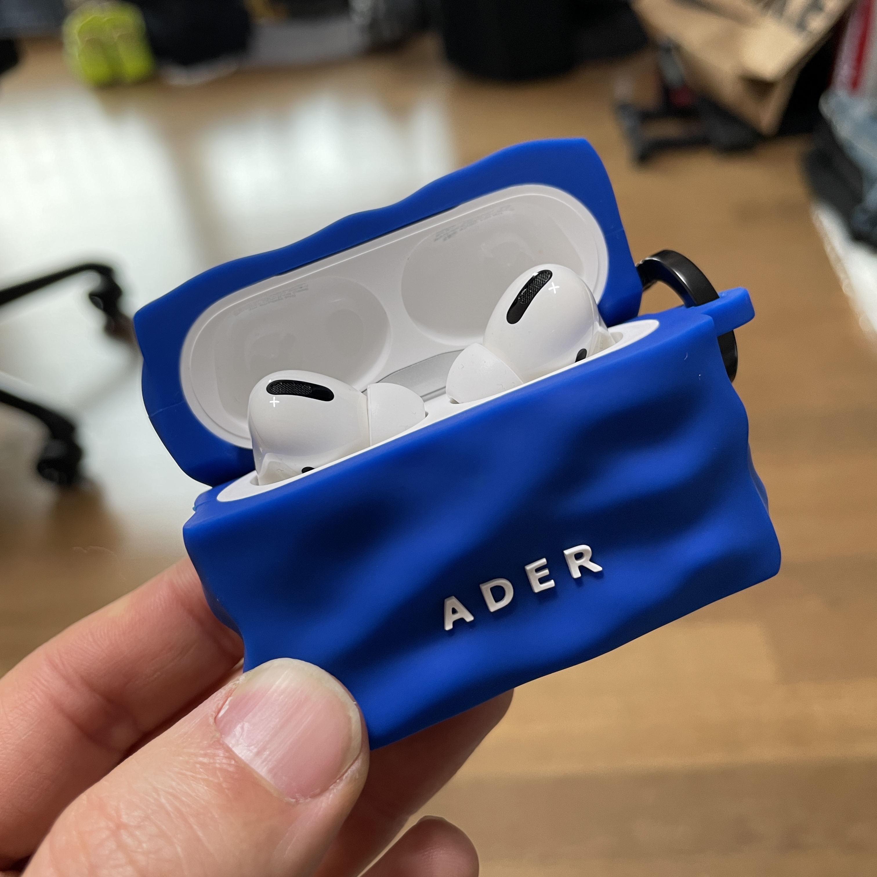 Casetify x Ader Error AirPods Pro Case 착용 스타일 - 2