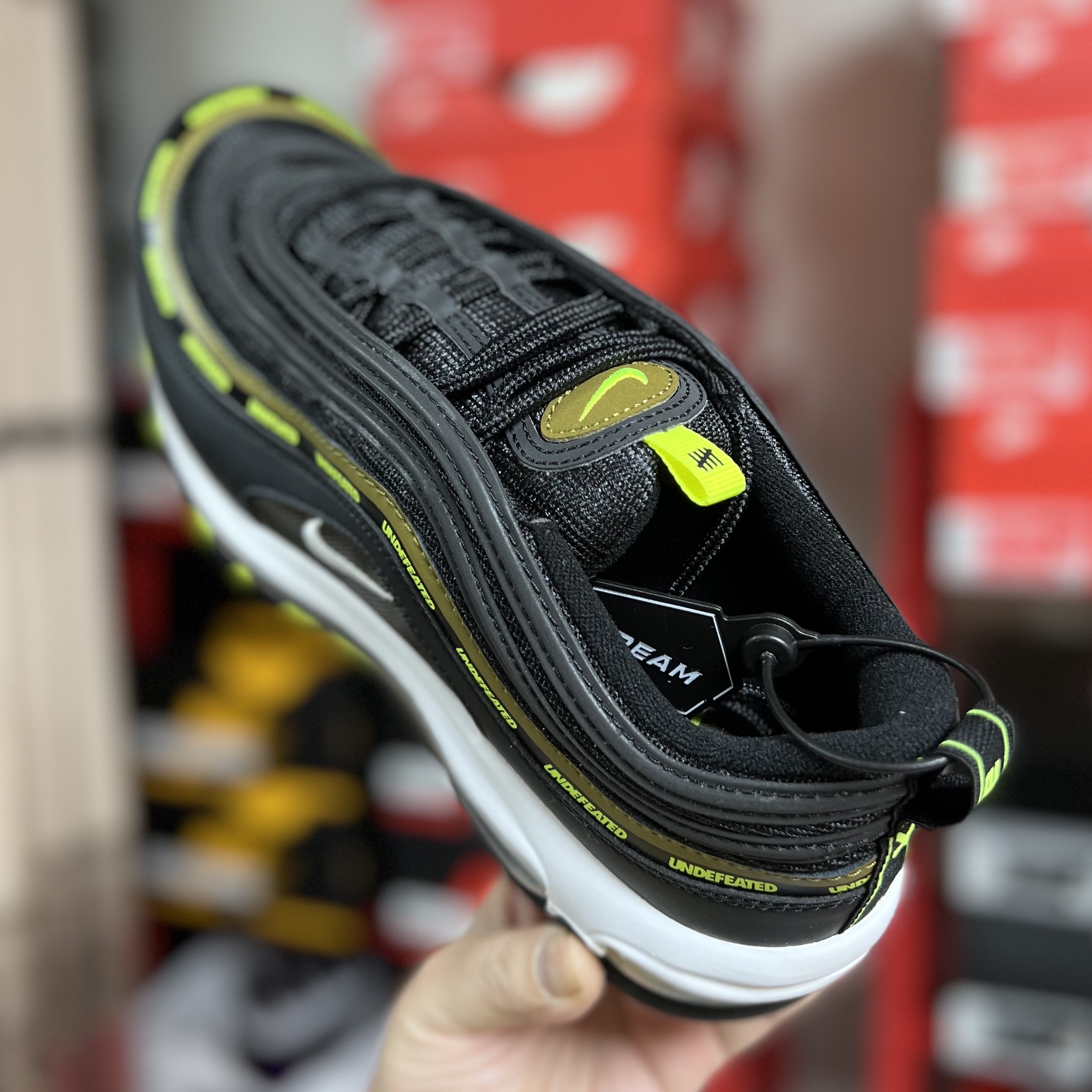 Nike x Undefeated Air Max 97 Black Volt 착용 스타일 - 2