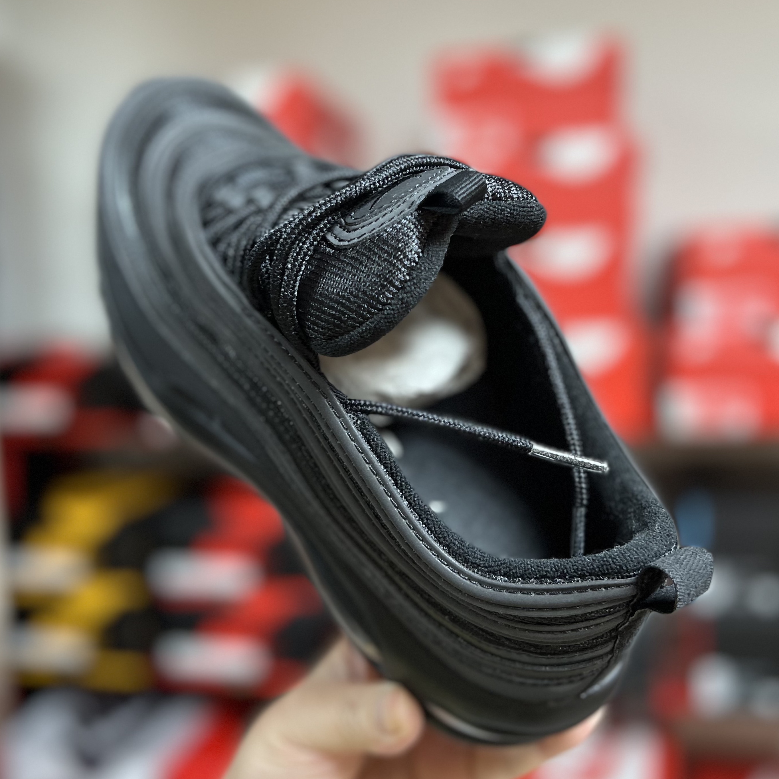 Nike Air Max 97 Triple Black 착용 스타일 - 2