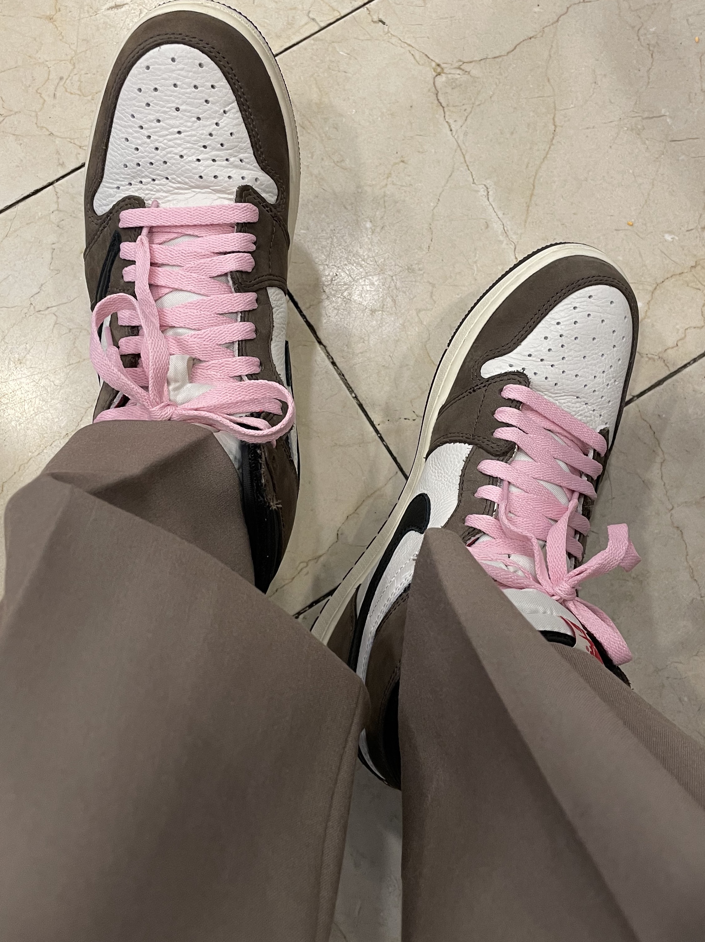 Jordan 1 x Travis Scott Retro High OG SP Mocha 착용 스타일 - 2