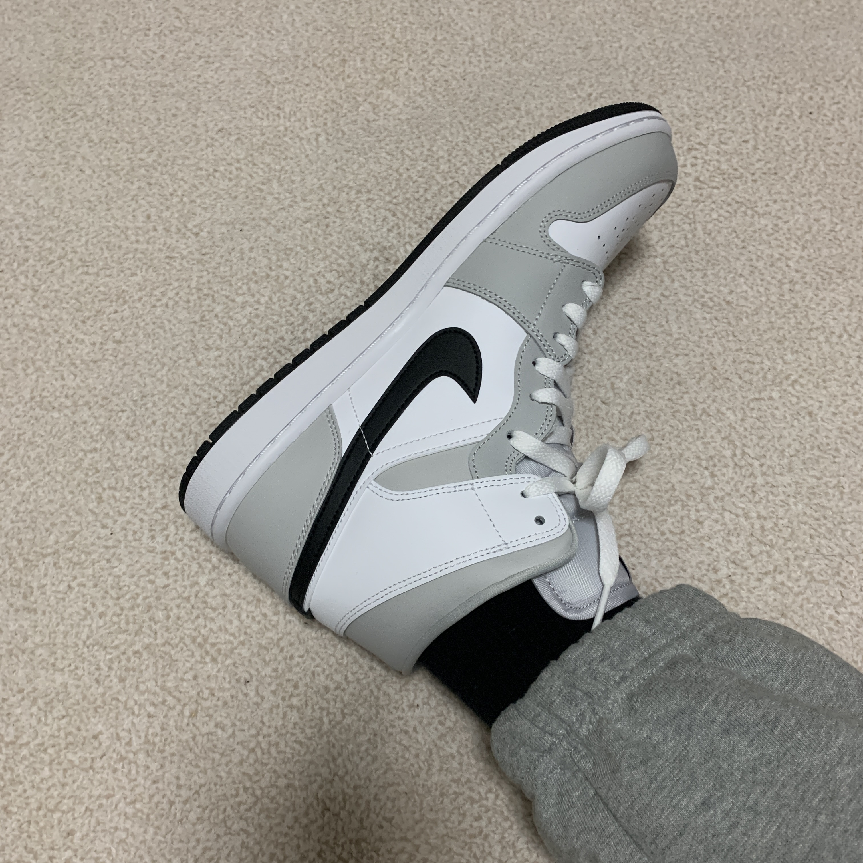 (W) Jordan 1 Mid Grey Fog, New Balance 993 Made in USA Grey - D Standard 착용 스타일 - 1