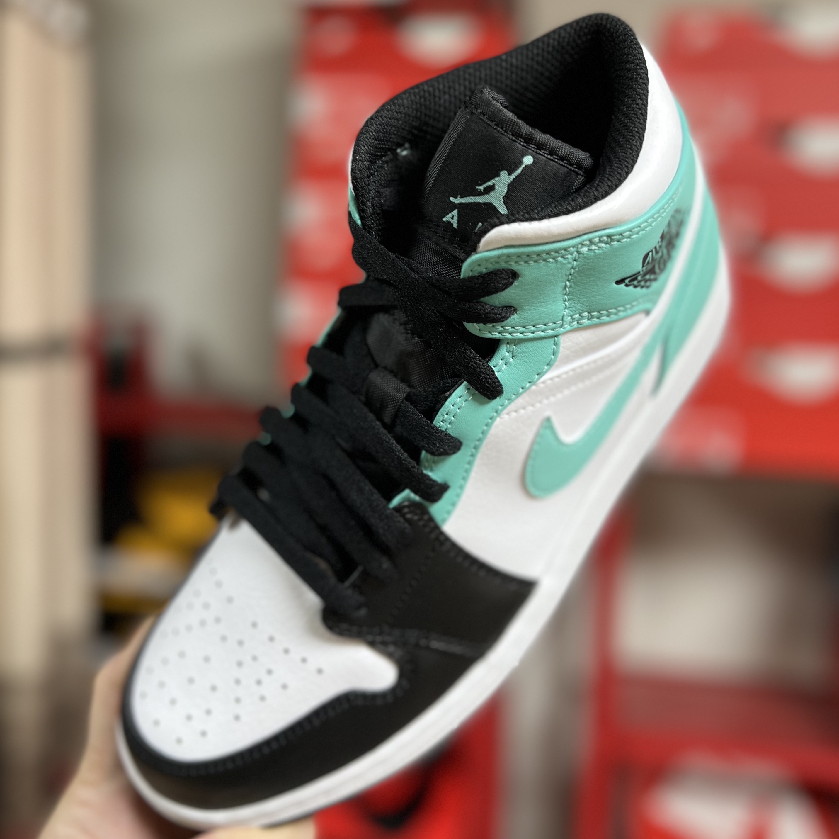 Jordan 1 Mid Tropical Twist 착용 스타일 - 1