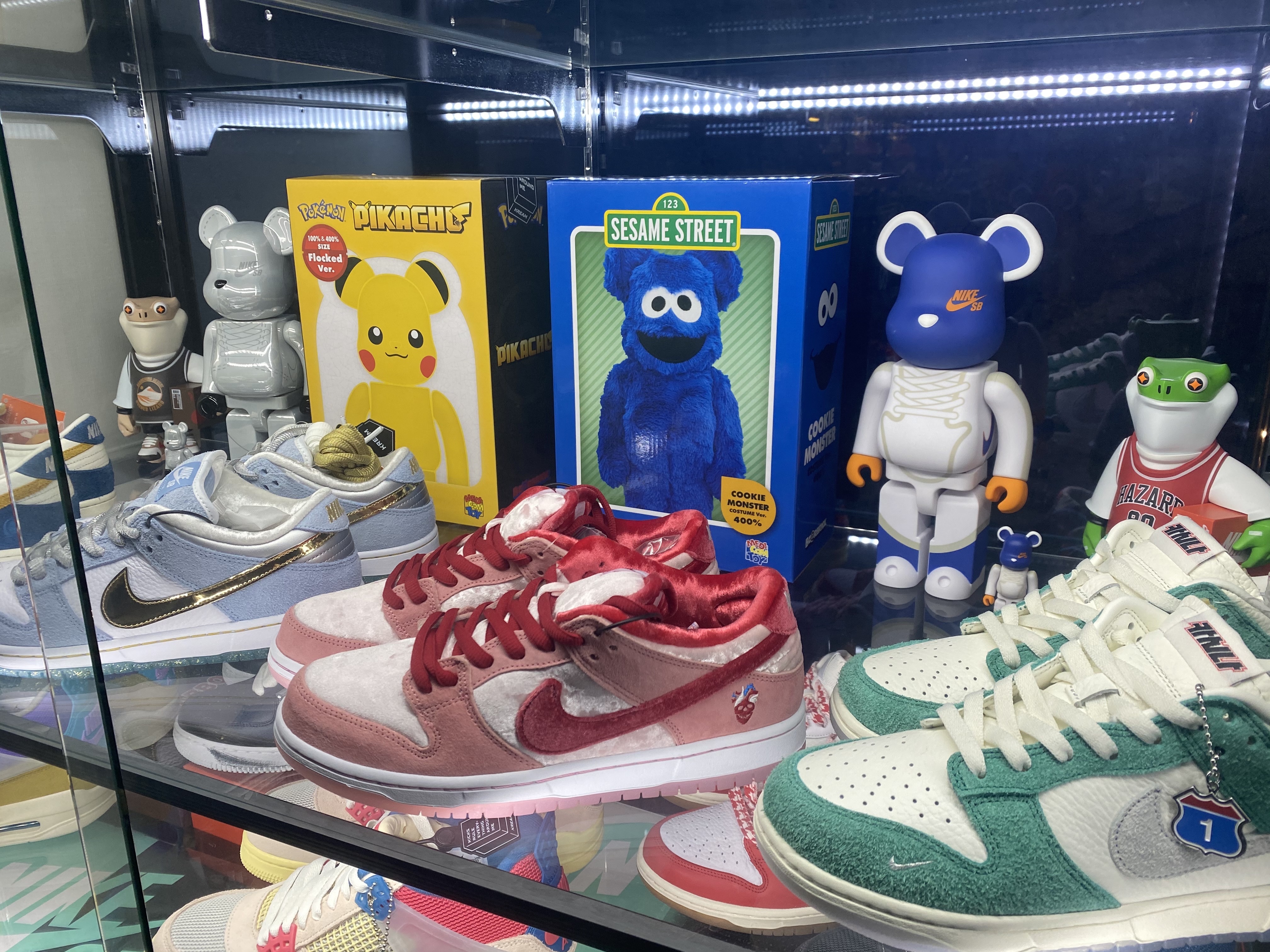 Bearbrick Sesame Street Cookie Monster Costume Ver. 400%, Bearbrick Pokemon Pikachu Flocky Ver. 100% & 400% Set 착용 스타일