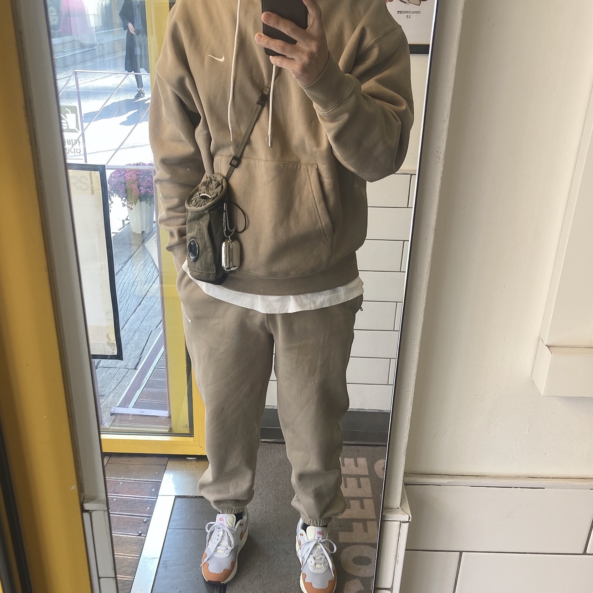 Nike NRG Solo Swoosh Fleece Hoodie Khaki - Asia, (W) Nike NRG Solo Swoosh Fleece Pants Khaki - Asia 착용 스타일