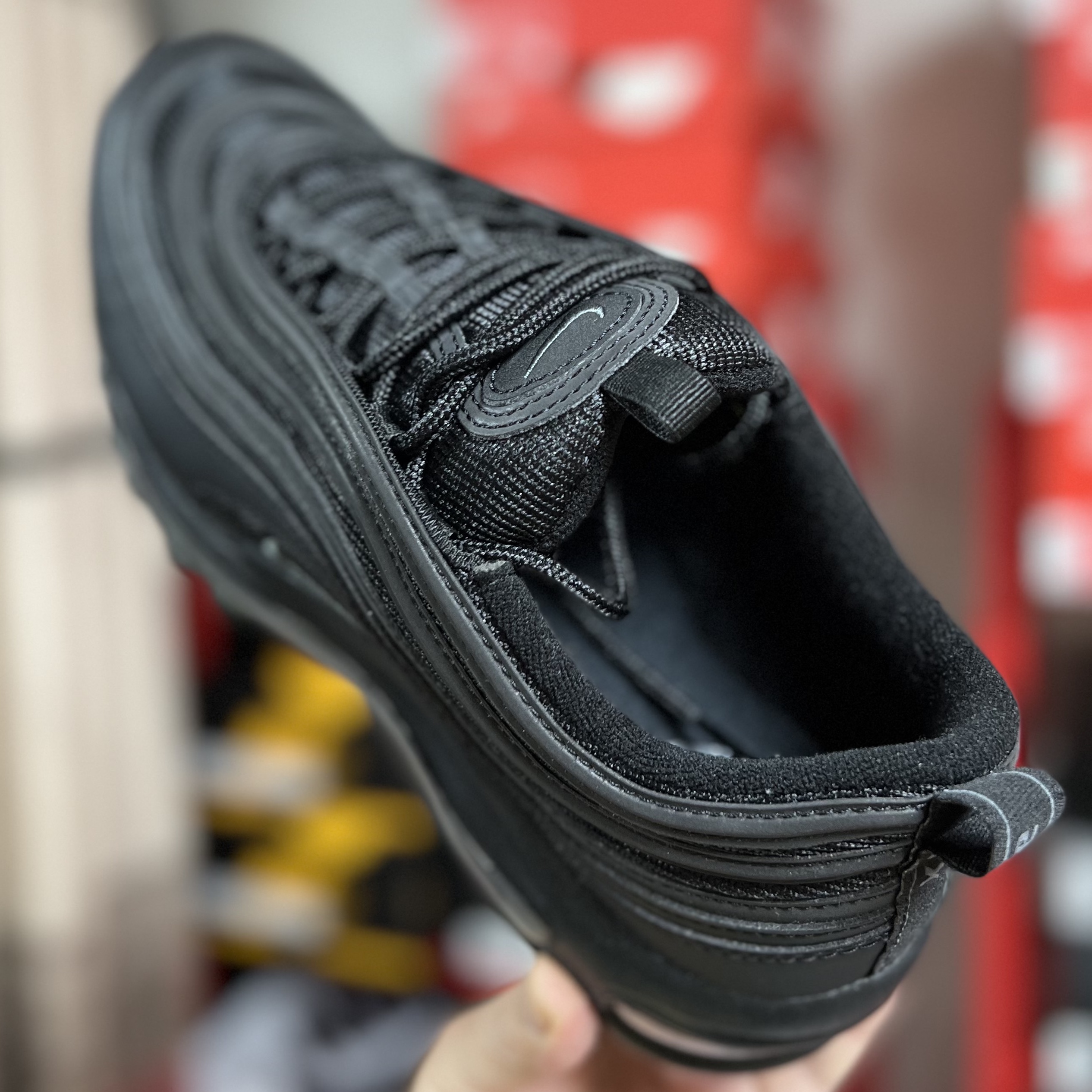 (W) Nike Air Max 97 Black Dark Grey 착용 스타일 - 2