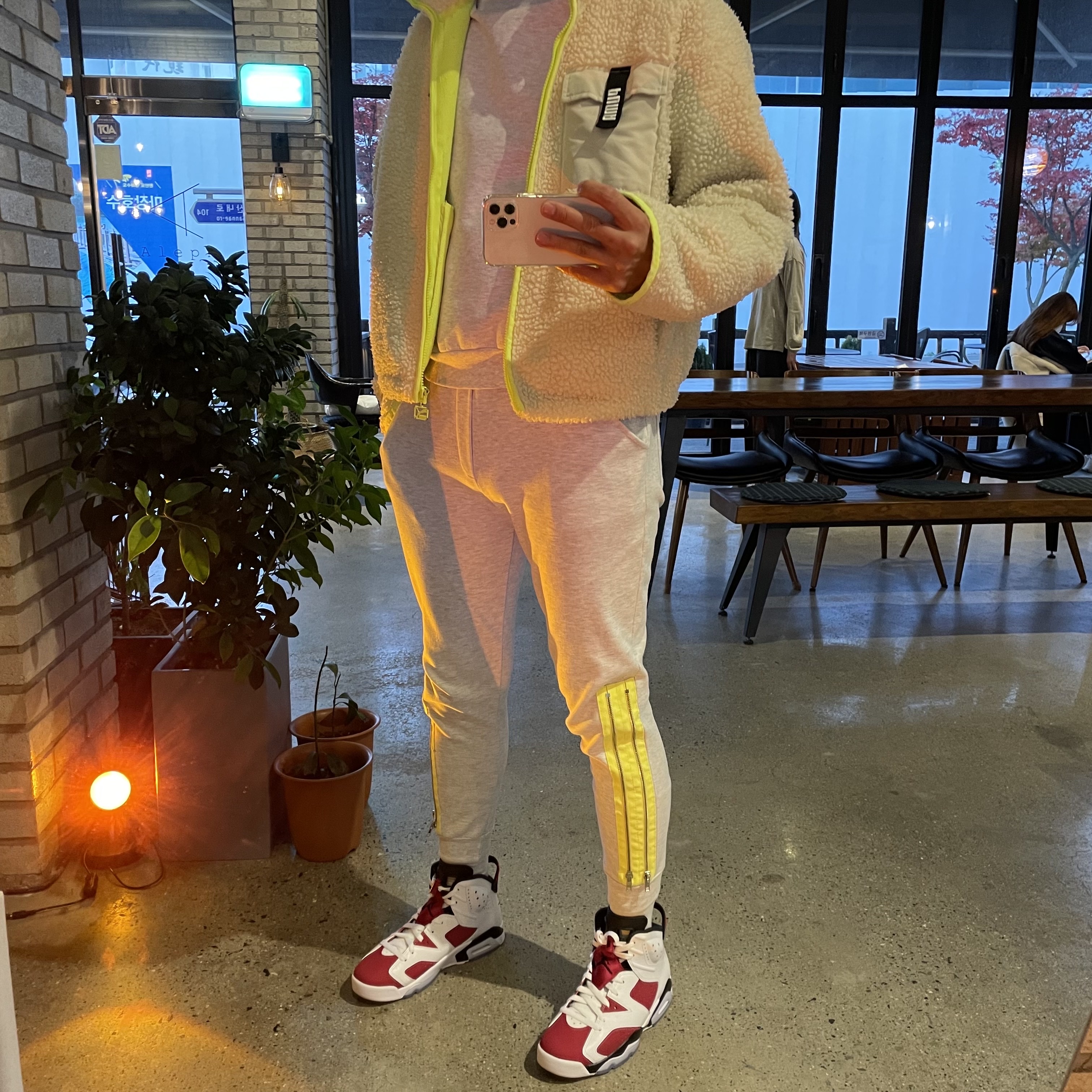 Jordan 6 Retro Carmine 2021, Nike x Peaceminusone Air Force 1 Low Para-Noise 2.0 착용 스타일