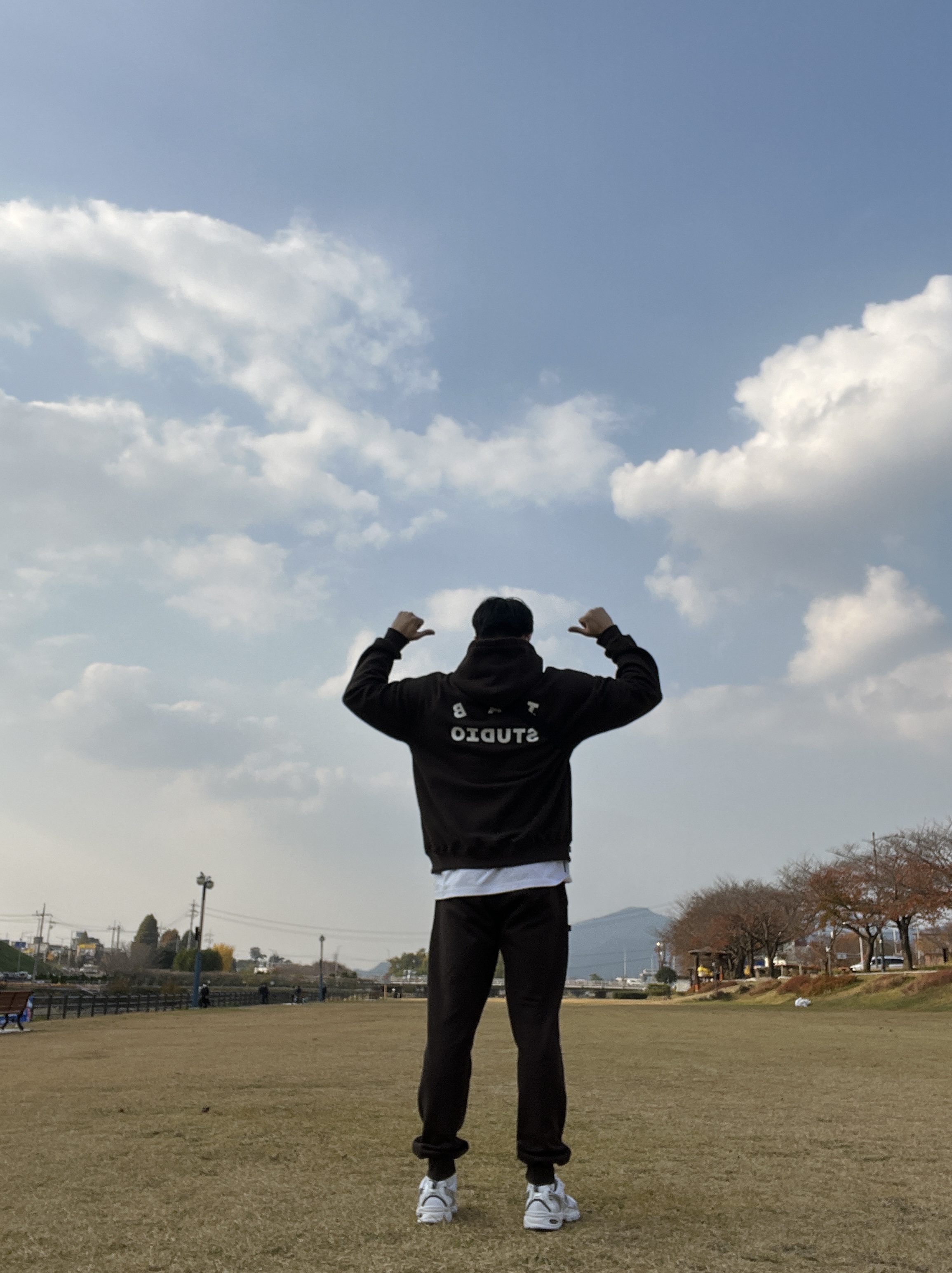 IAB Studio Hoodie Brown, IAB Studio Sweatpants Brown 착용 스타일 - 2