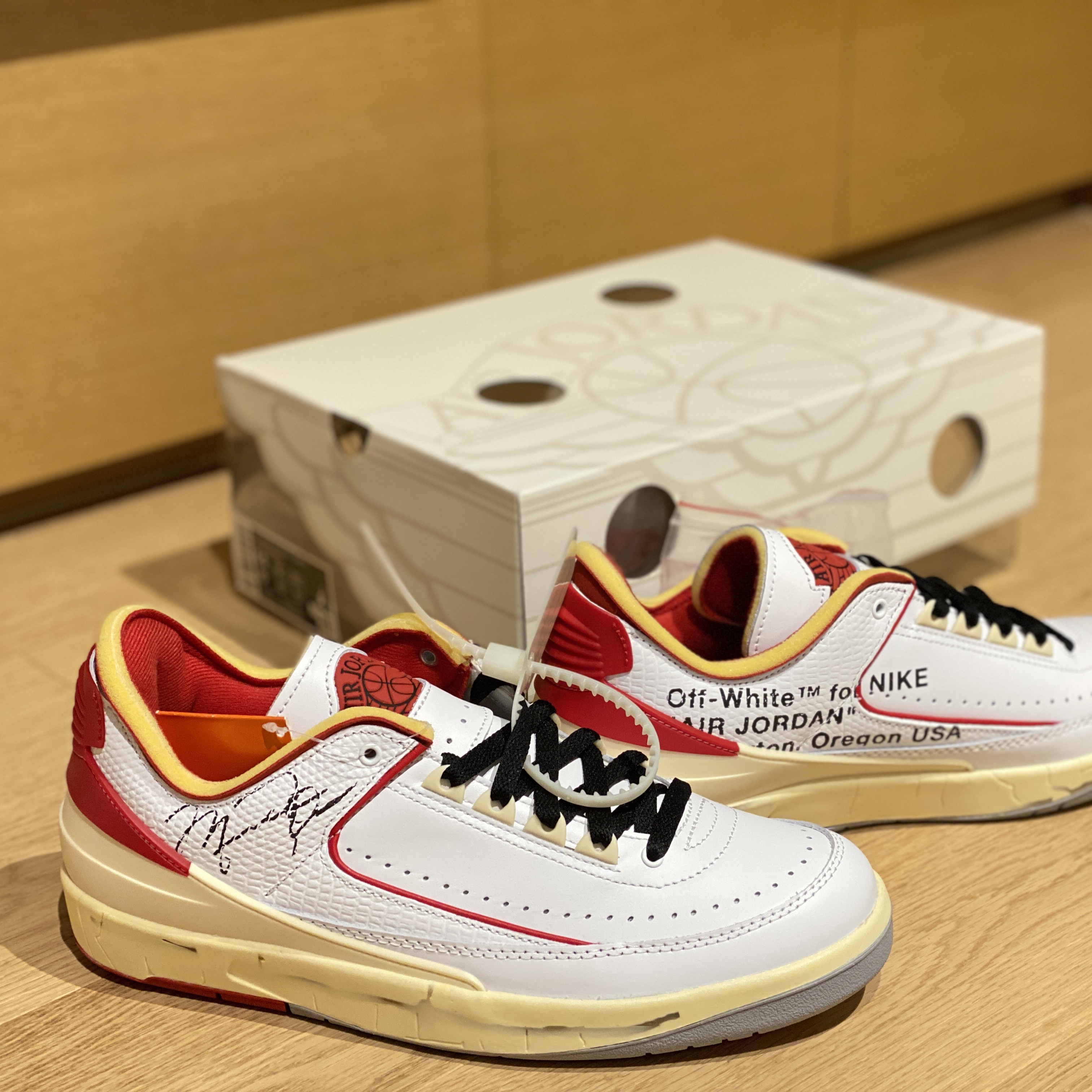 Jordan 2 x Off-White Retro Low SP White and Varsity Red 착용 스타일