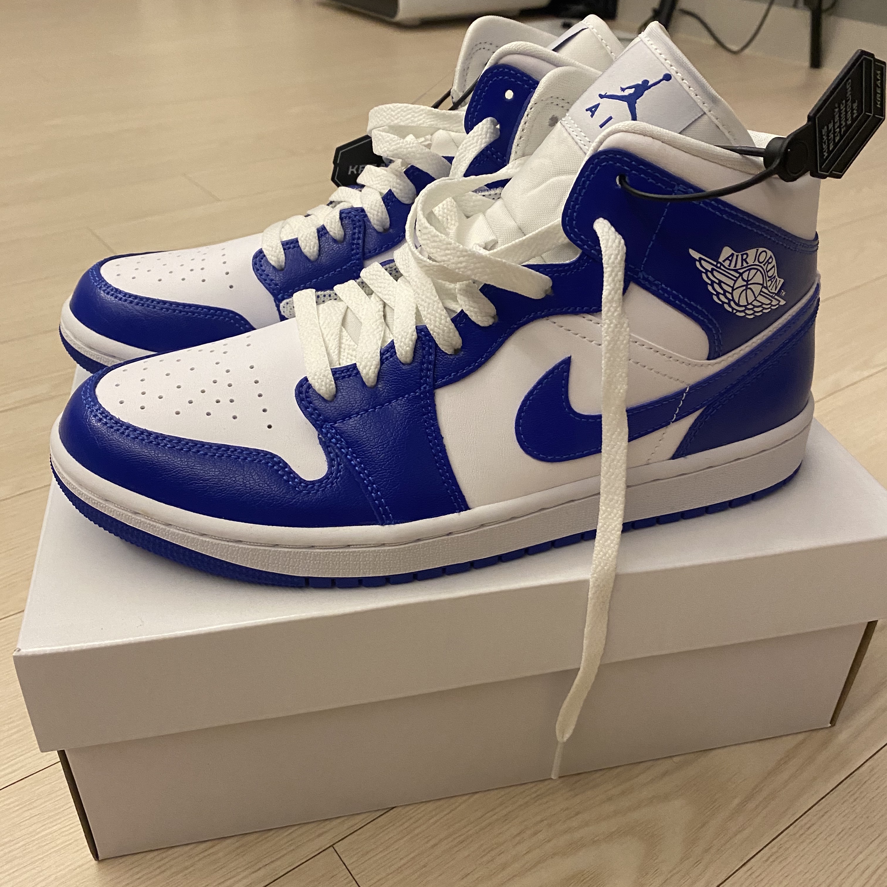 (W) Jordan 1 Mid White Hyper Royal 착용 스타일 - 2