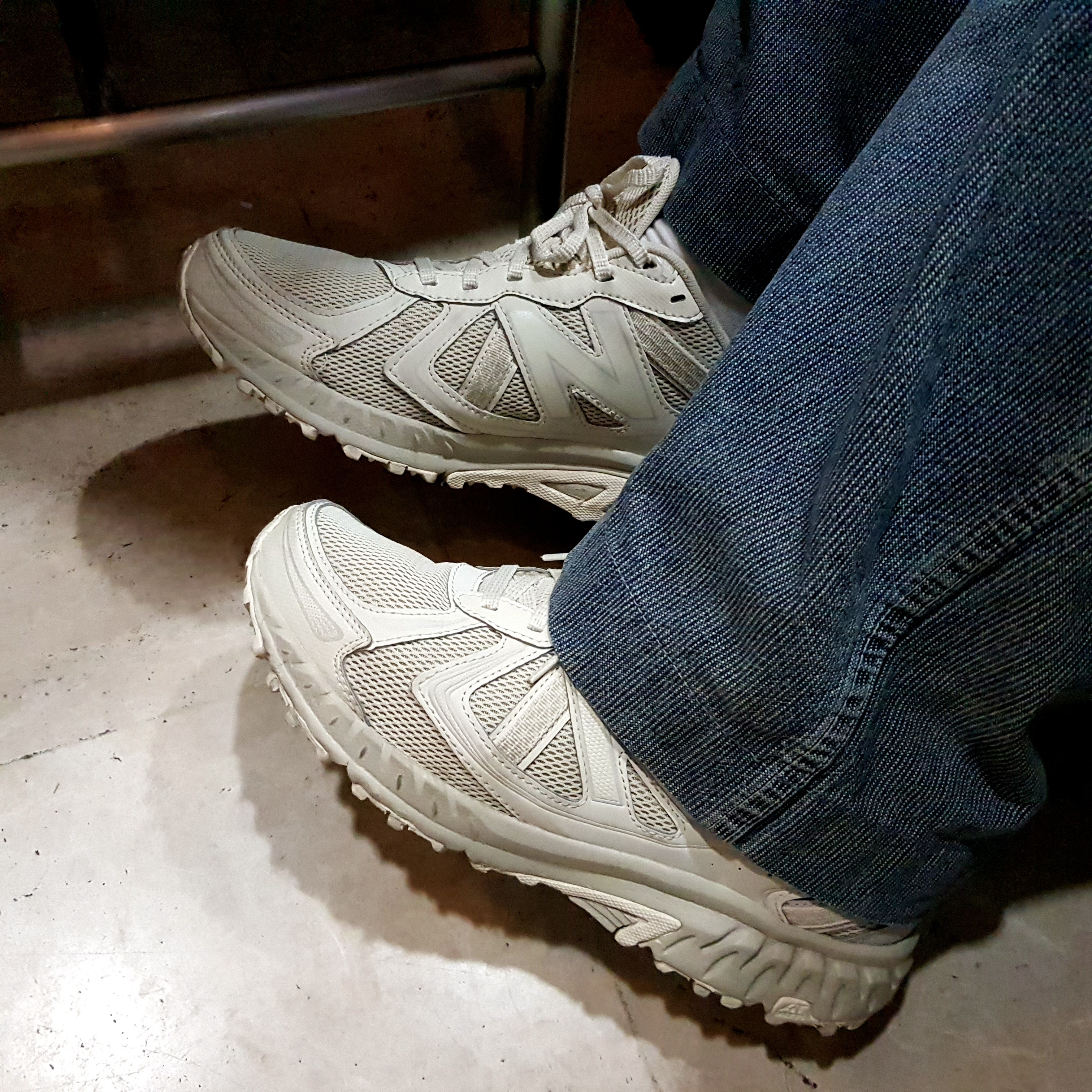 New Balance 410v5 Trail Beige - 2E Wide 착용 스타일
