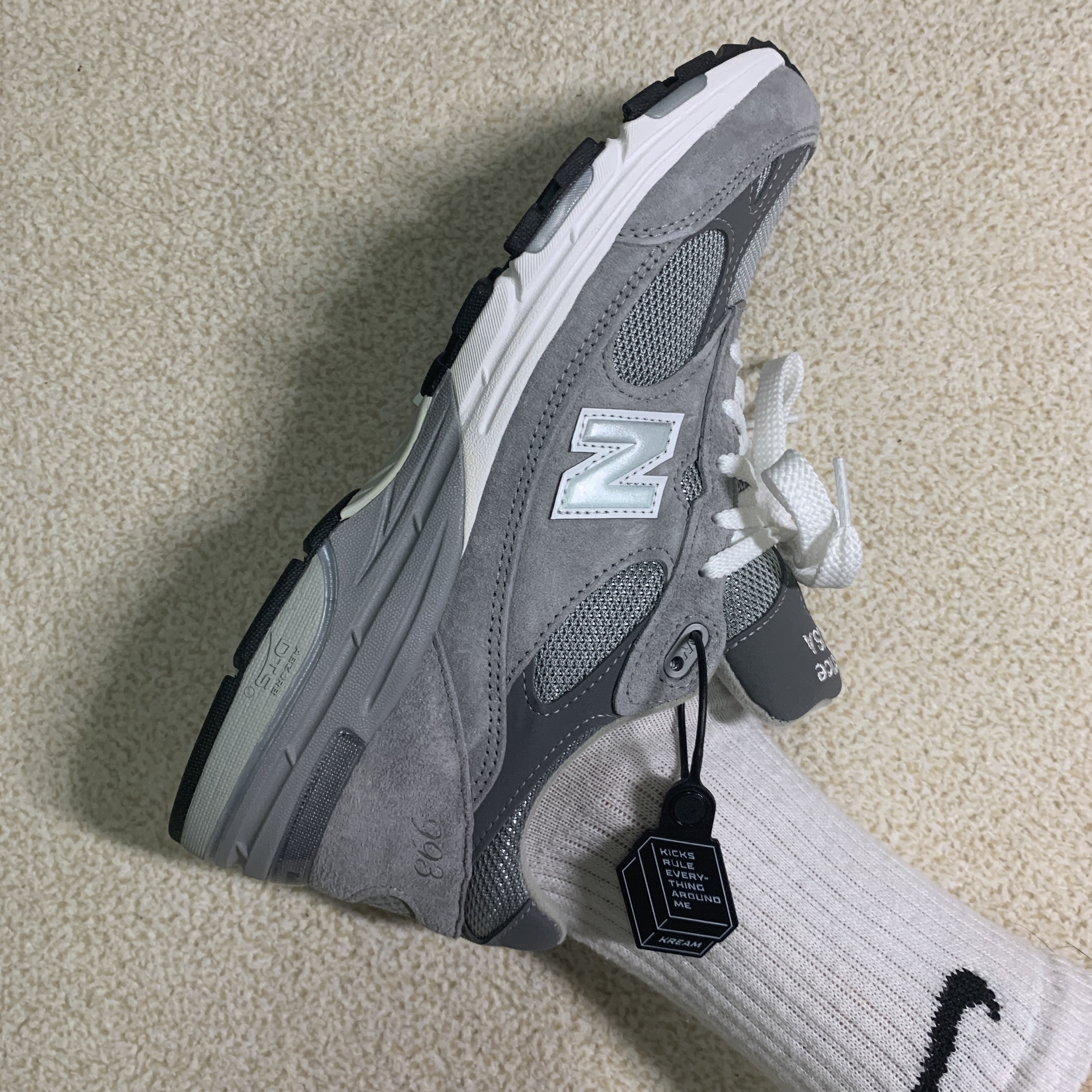 (W) Jordan 1 Mid Grey Fog, New Balance 993 Made in USA Grey - D Standard 착용 스타일 - 2