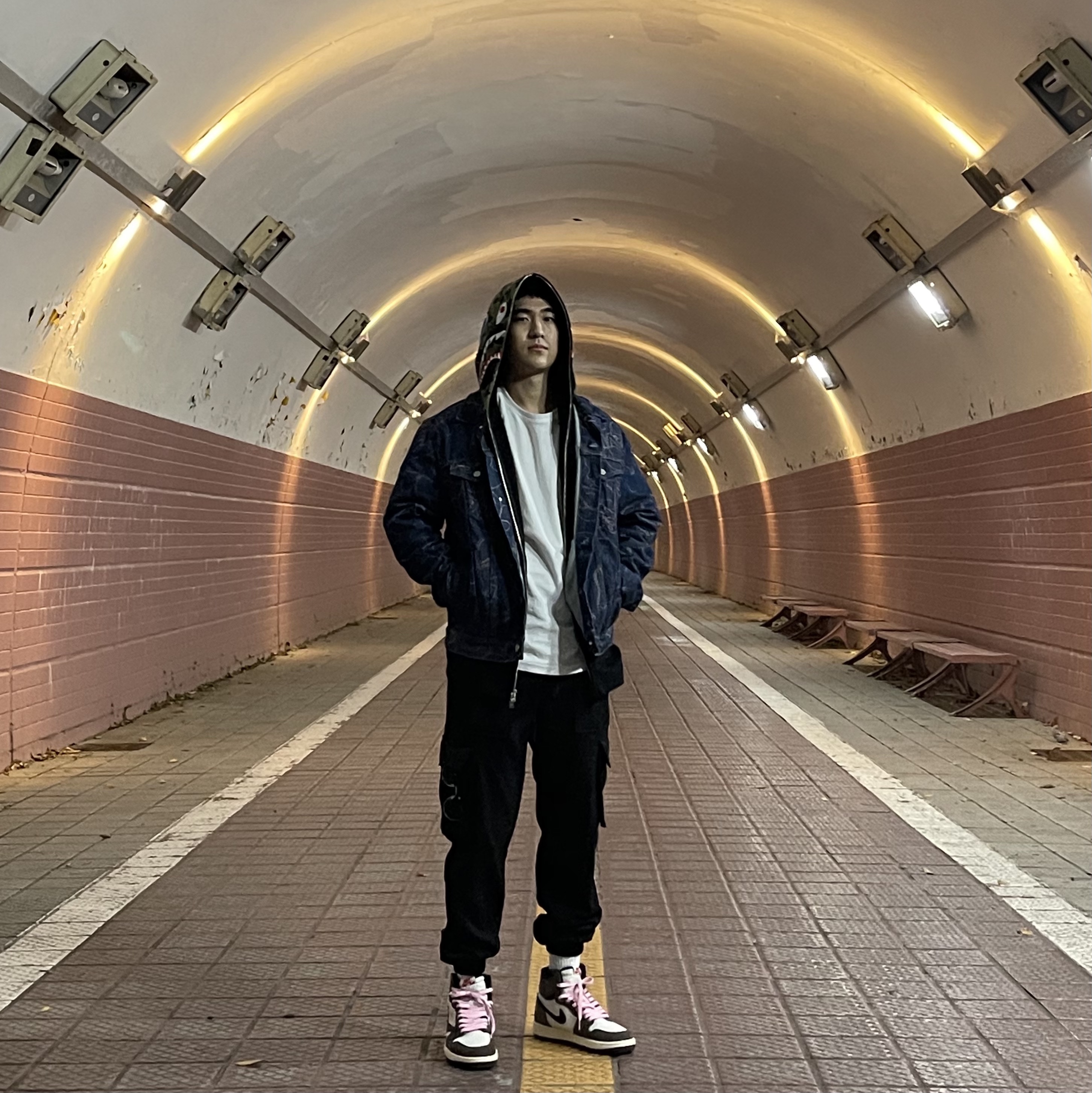BAPE x Levi's Camo Trucker Jacket Indigo, Jordan 1 x Travis Scott Retro High OG SP Mocha 착용 스타일