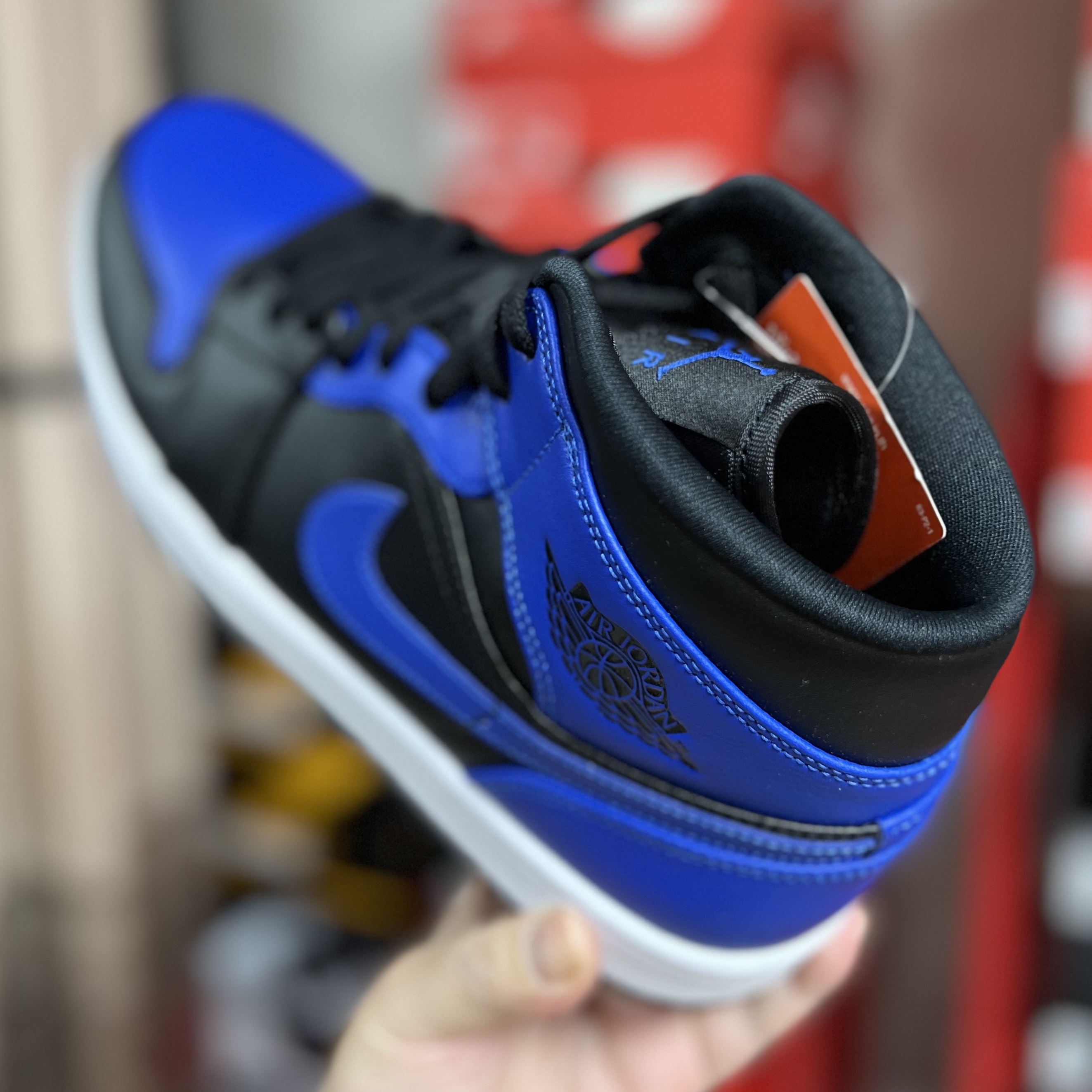 Jordan 1 Mid Black Hyper Royal 착용 스타일 - 2