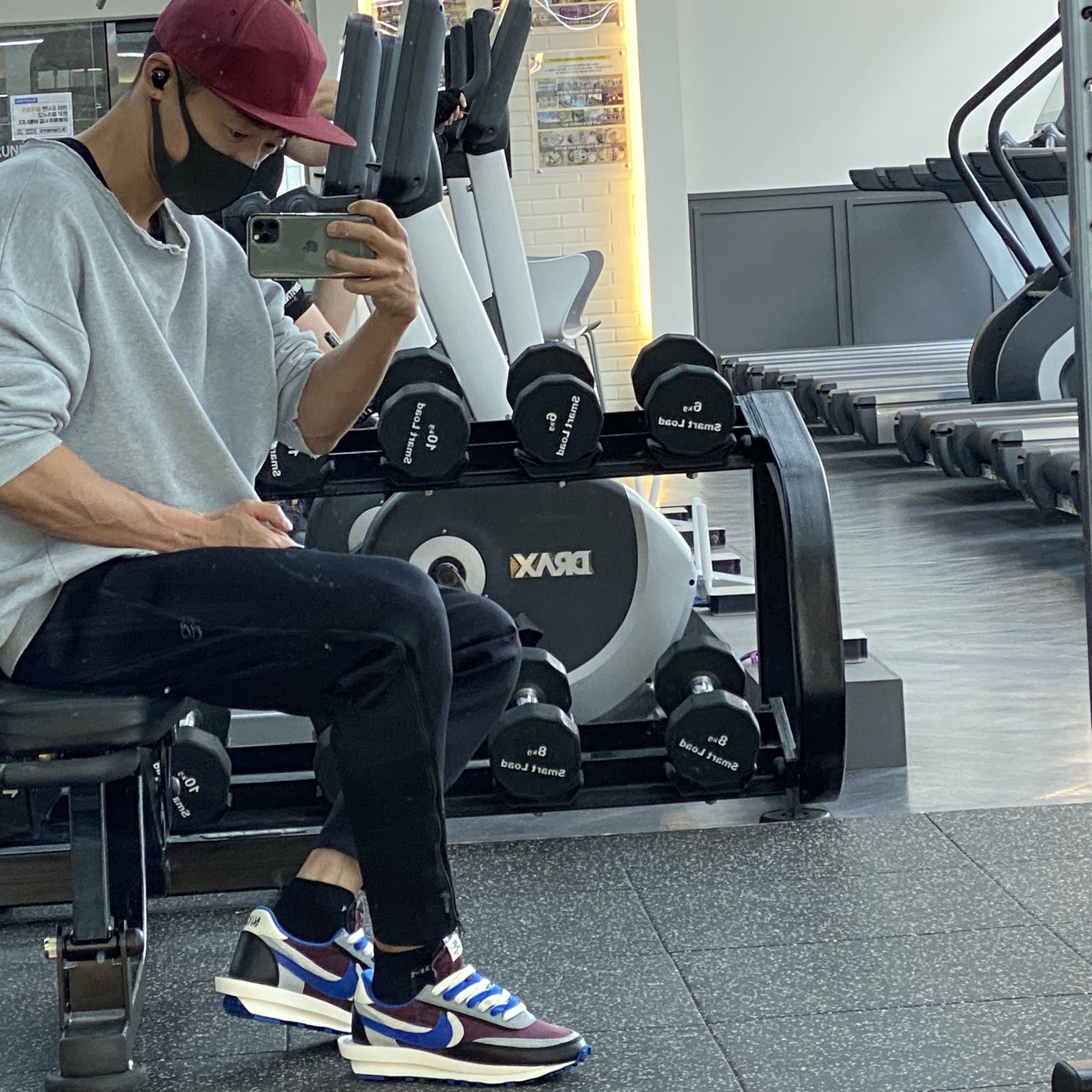 Nike x Sacai x Undercover LDWaffle Night Maroon Team Royal 착용 스타일