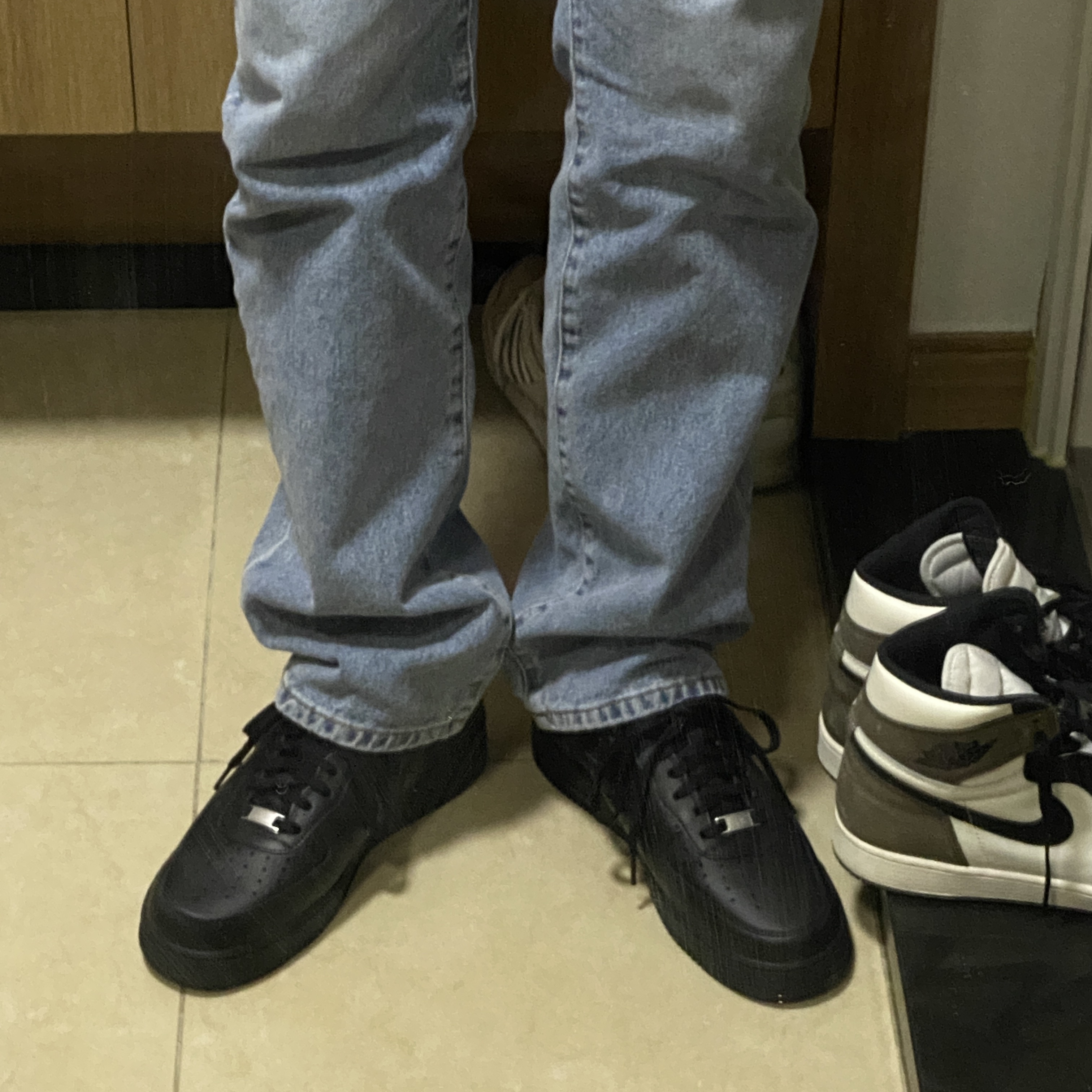 Nike Air Force 1 '07 Low Triple Black, Jordan 1 Retro High OG Black Mocha 착용 스타일