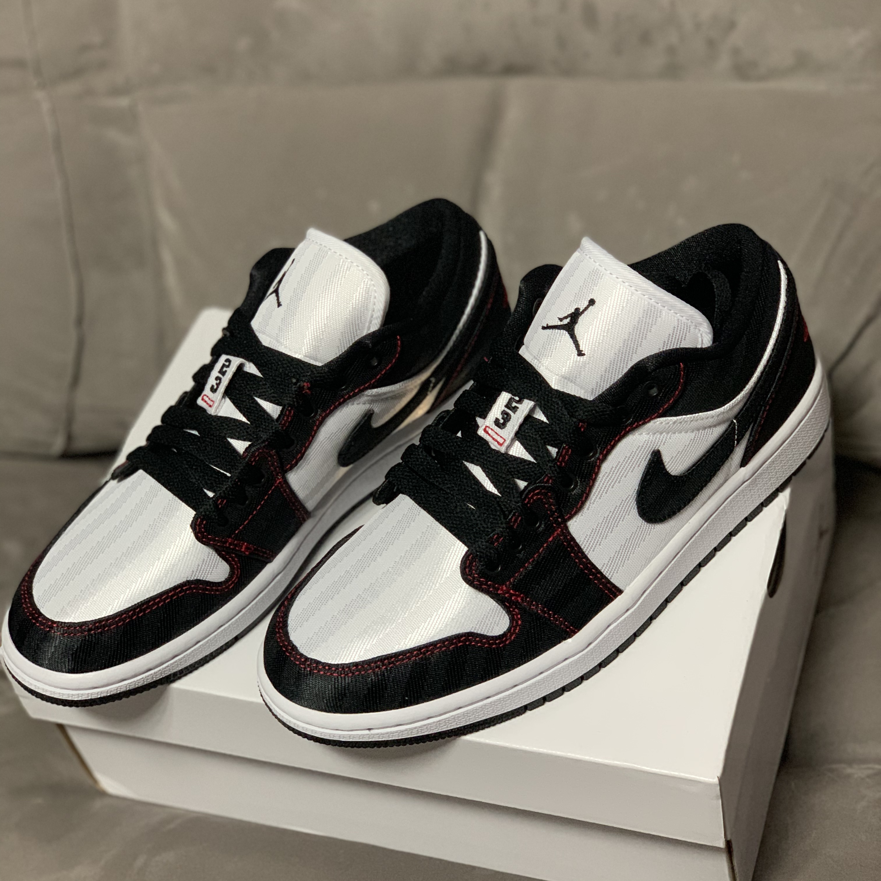 (W) Jordan 1 Low SE Utility White Gym Red Black 착용 스타일 - 2