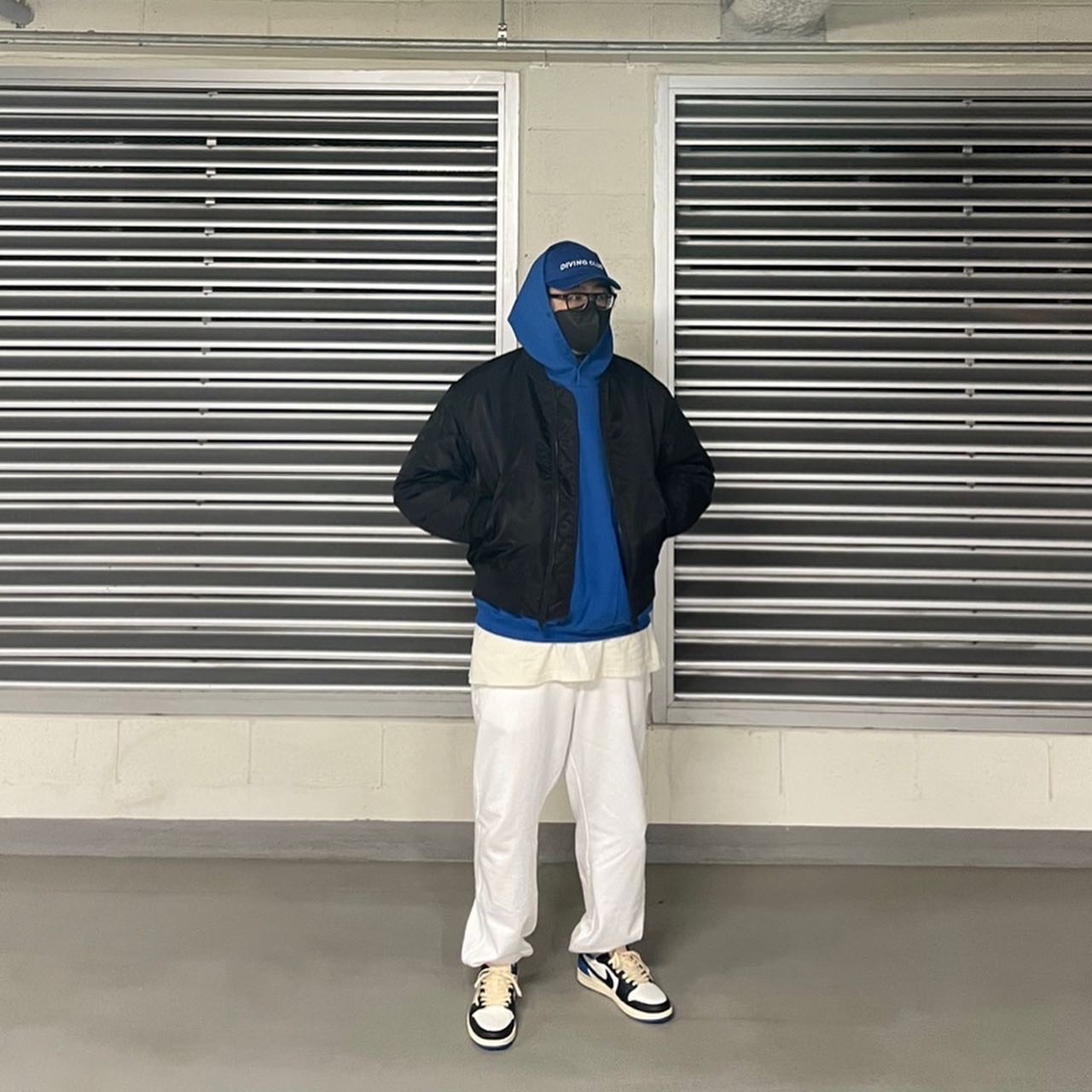 Jordan 1 x Travis Scott x Fragment Retro Low OG SP Military Blue 착용 스타일 - 3