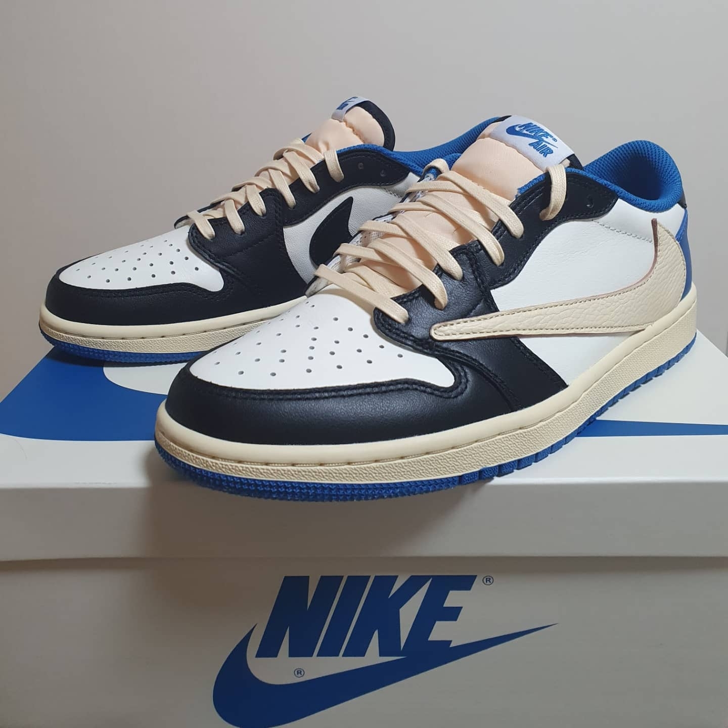 Jordan 1 x Travis Scott x Fragment Retro Low OG SP Military Blue 착용 스타일 - 5