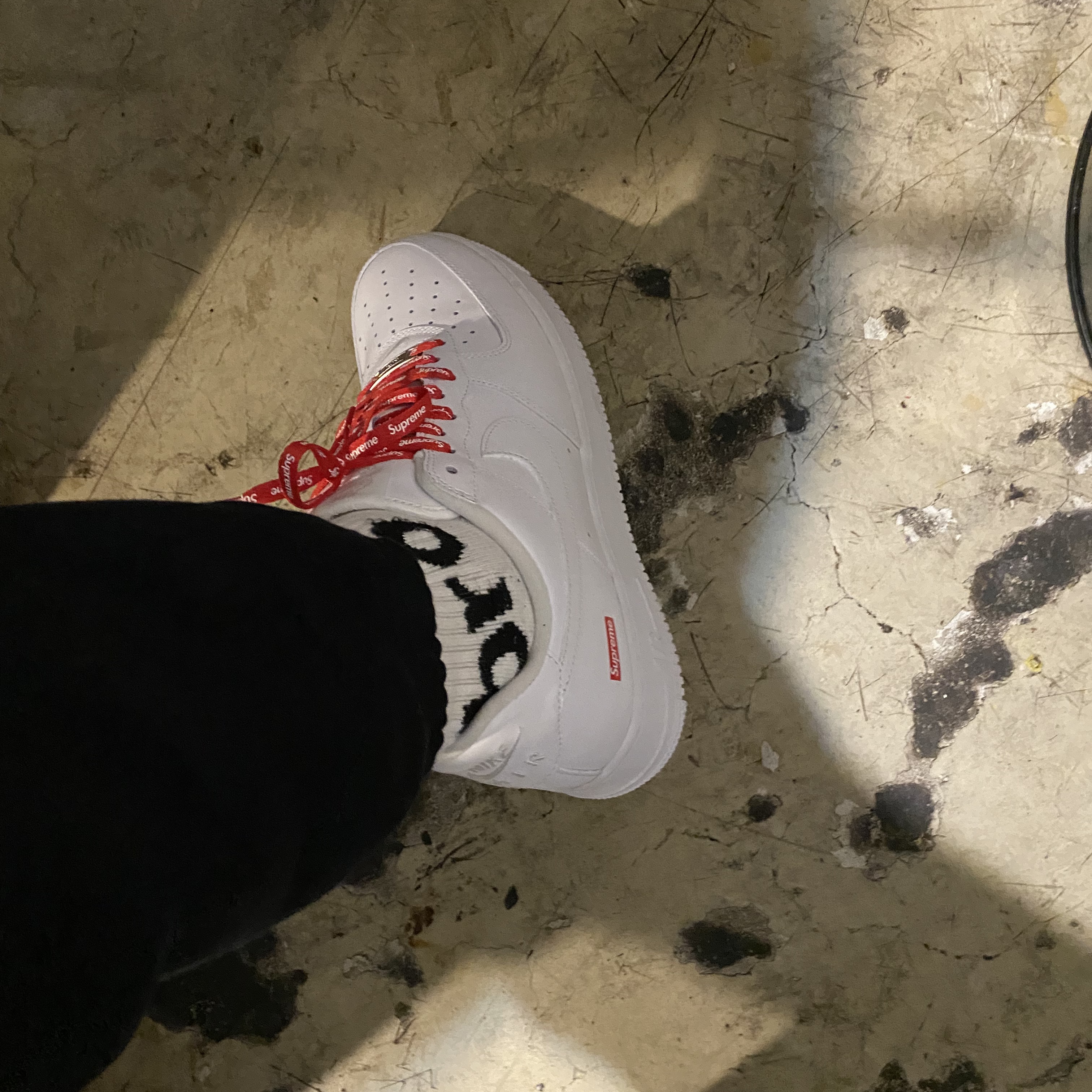 Nike x Supreme Air Force 1 Low White 착용 스타일