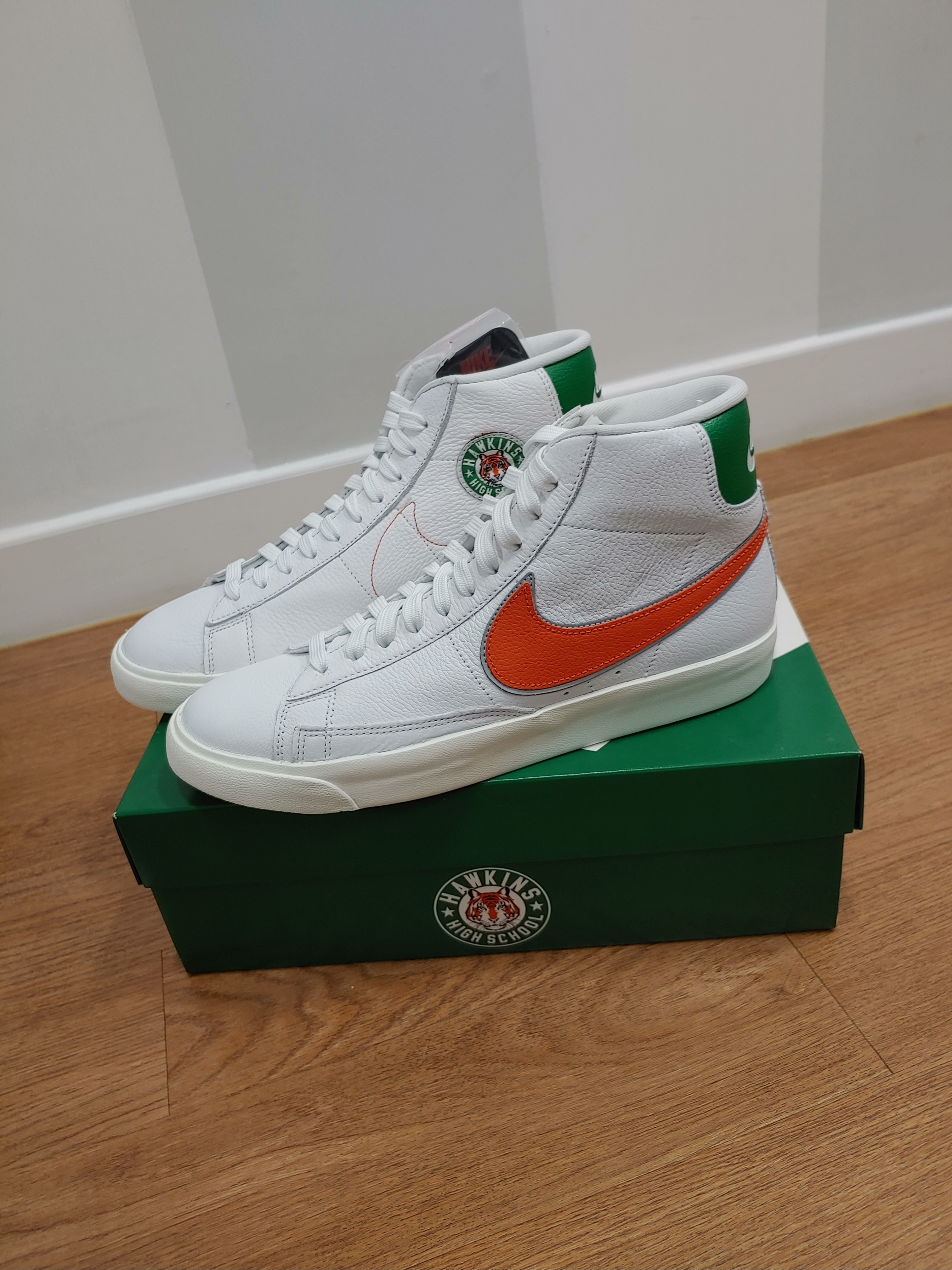 Nike x Stranger Things Blazer Mid Hawkins High School 착용 스타일 - 1