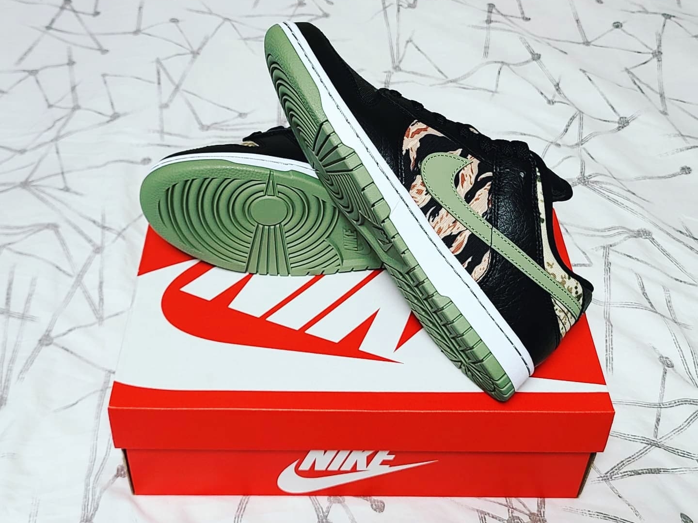 Nike Dunk Low SE Black Multi Camo 착용 스타일 - 2