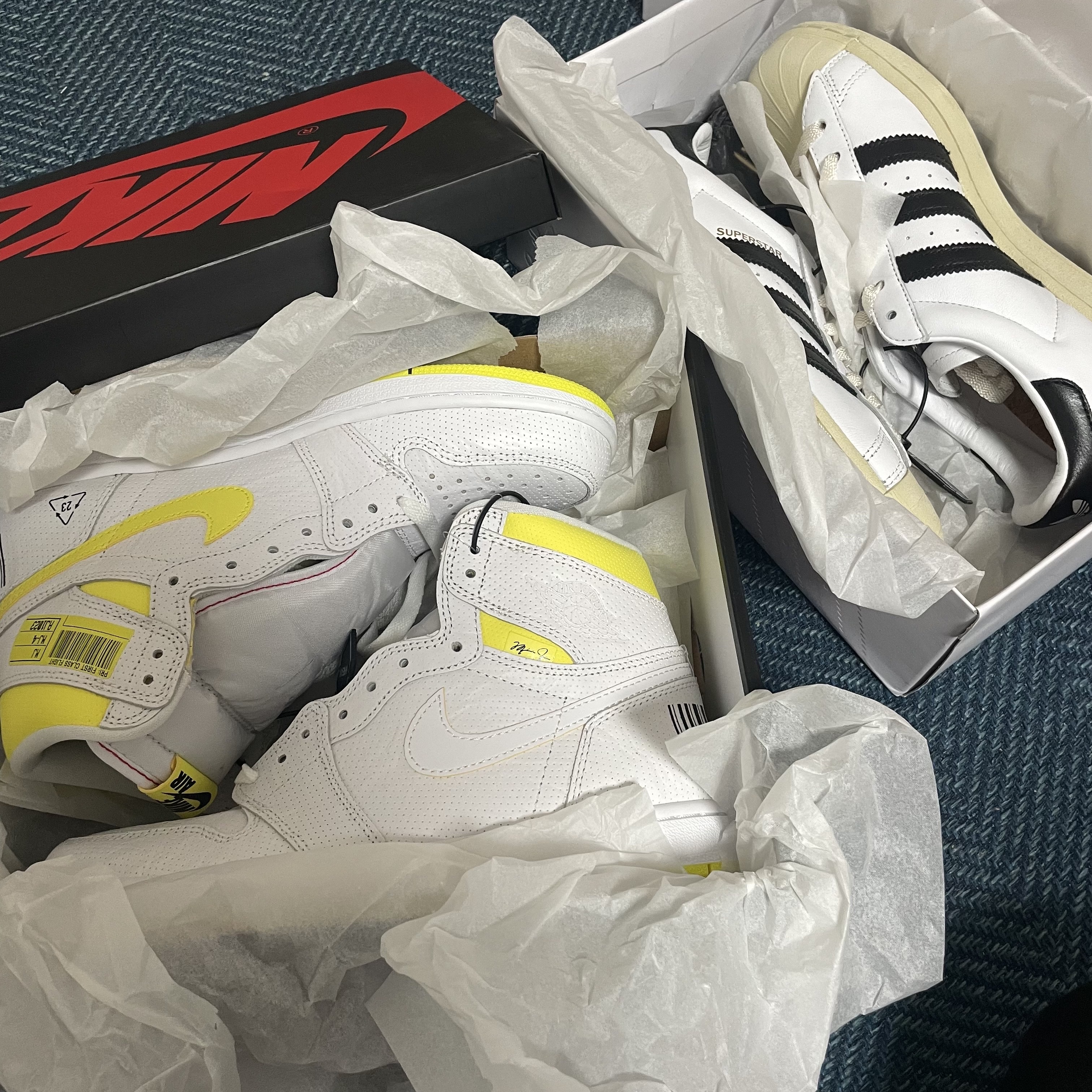 Adidas Superstar Premium White Black, Jordan 1 Retro High OG First Class Flight 착용 스타일