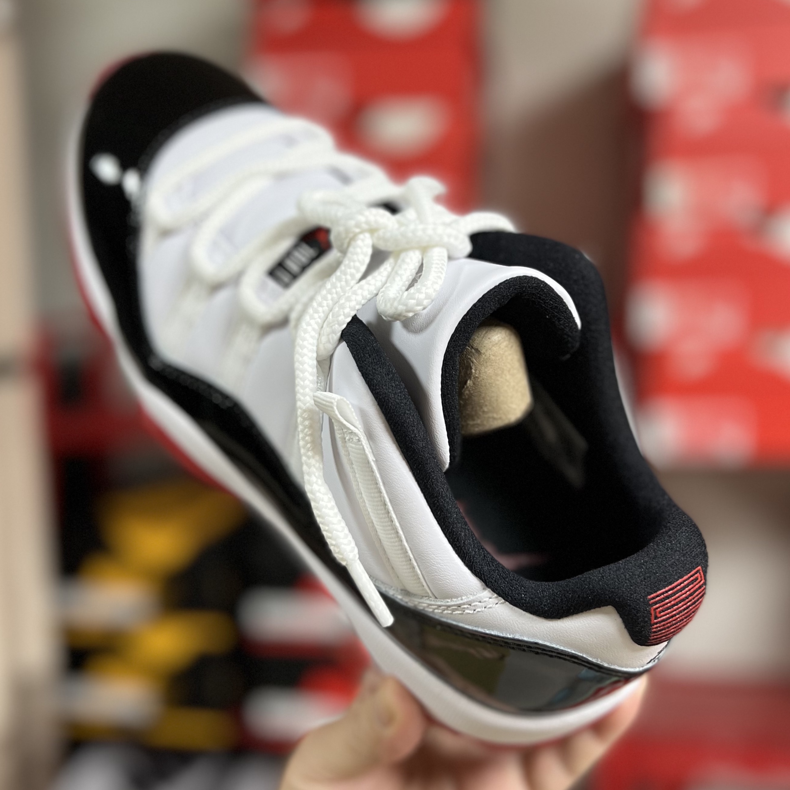 Jordan 11 Retro Low Concord Bred 착용 스타일 - 2
