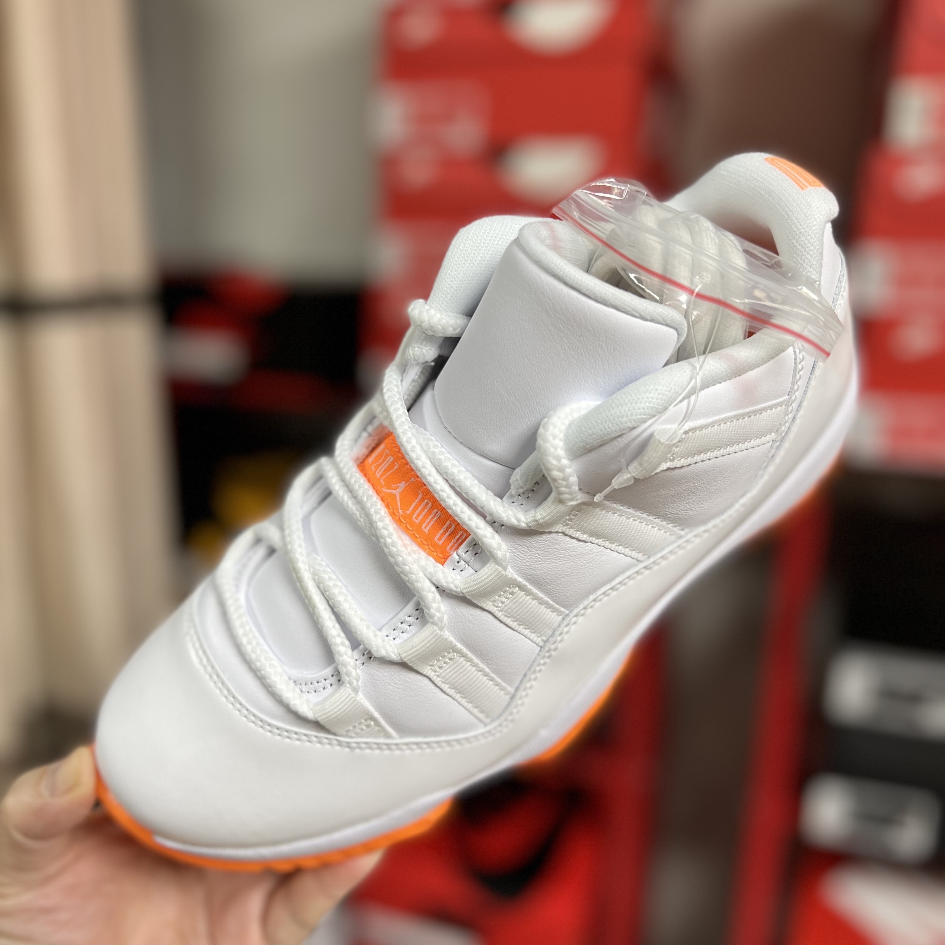 (W) Jordan 11 Retro Low Bright Citrus 착용 스타일 - 1