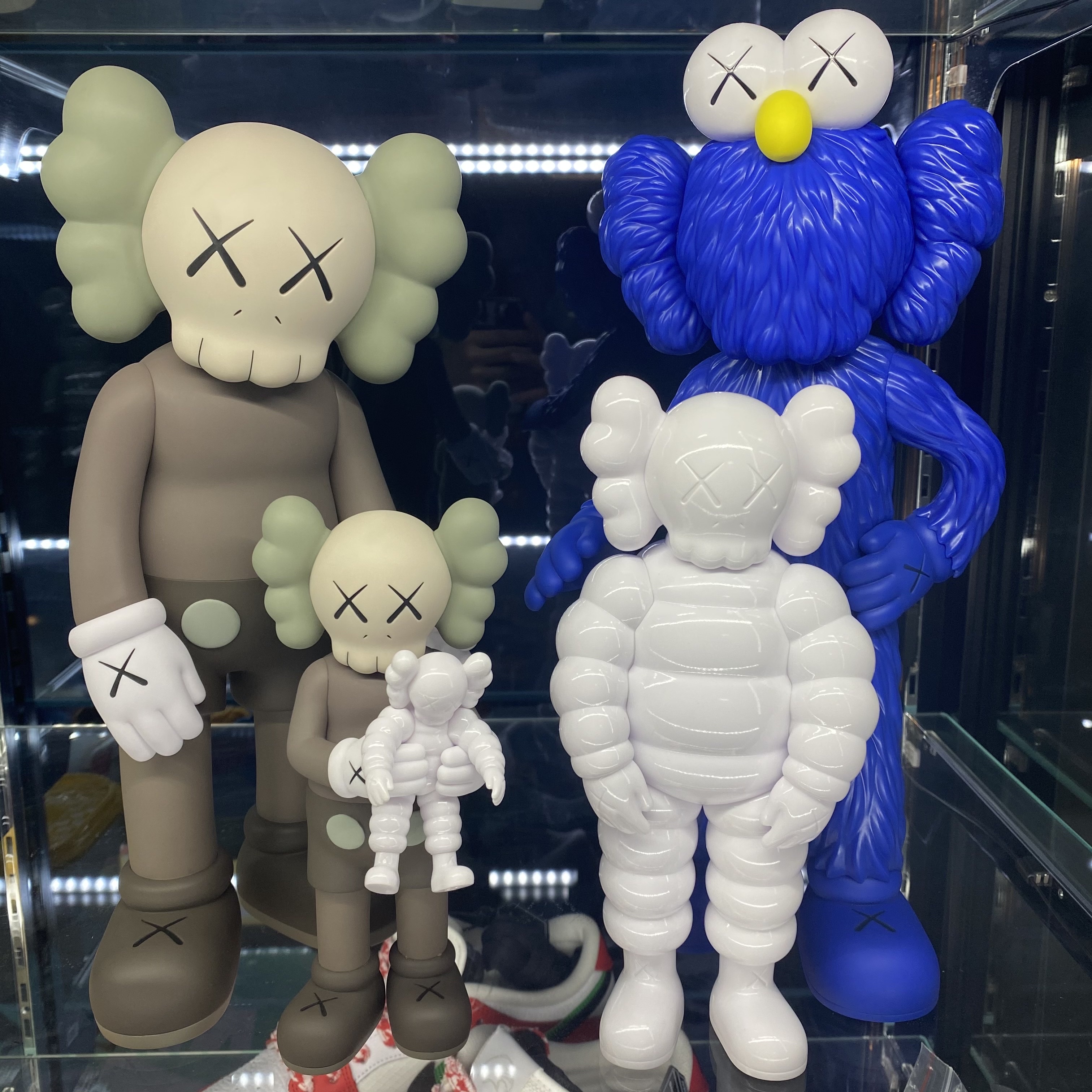 Kaws Family Vinyl Figure Brown Blue White 착용 스타일