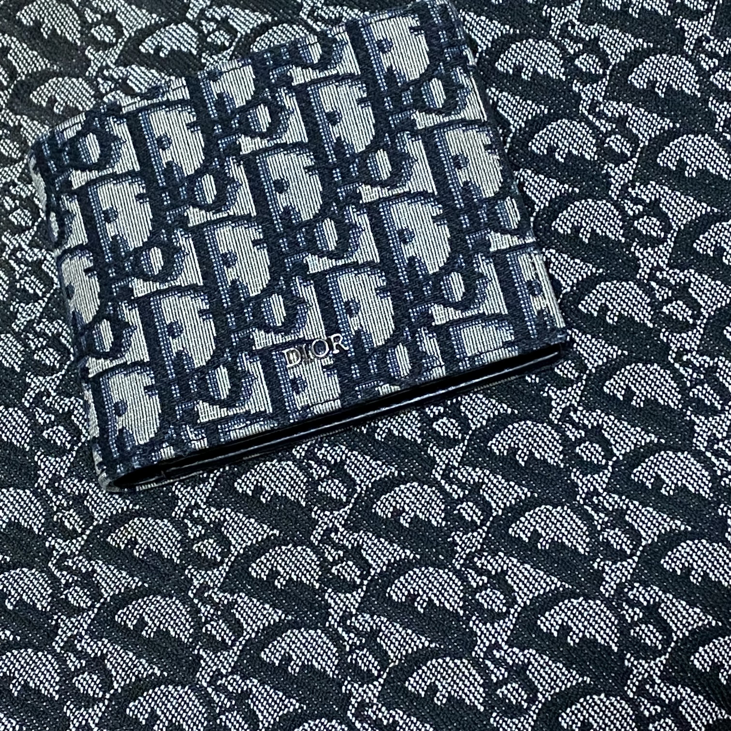 Dior Compact Wallet Beige & Black Dior Oblique Jacquard 착용 스타일