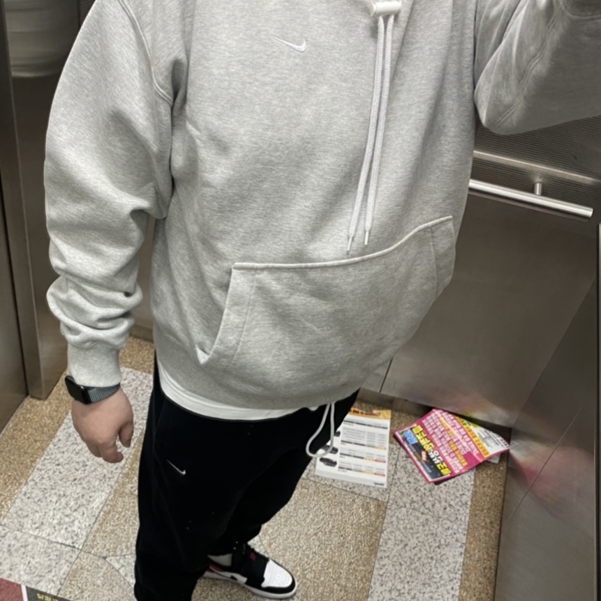 Nike M NRG Hoodie Grey Heather, Nike NRG Solo Swoosh Fleece Pants Black - US/EU 착용 스타일