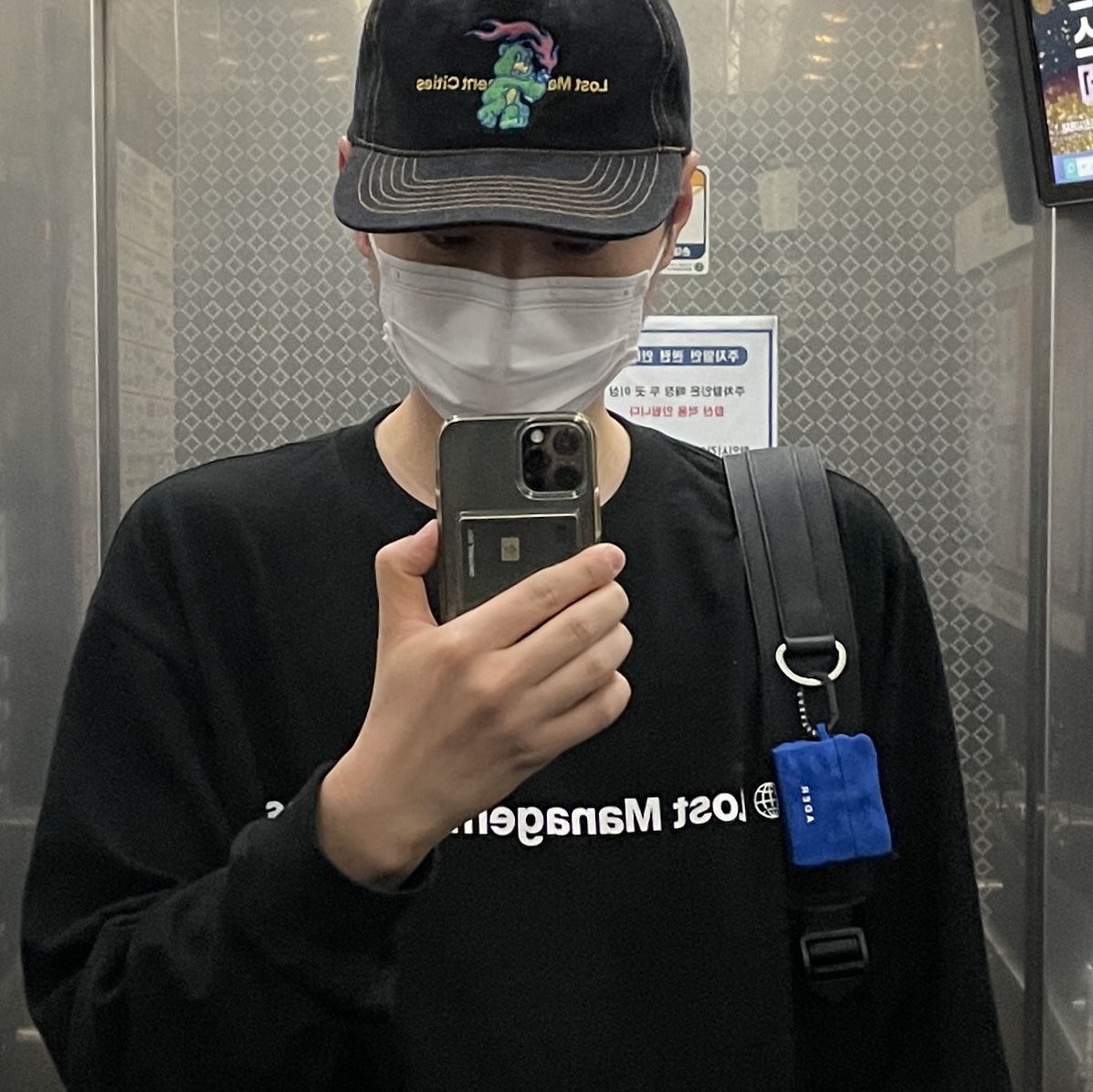 Casetify x Ader Error AirPods Pro Case 착용 스타일 - 3