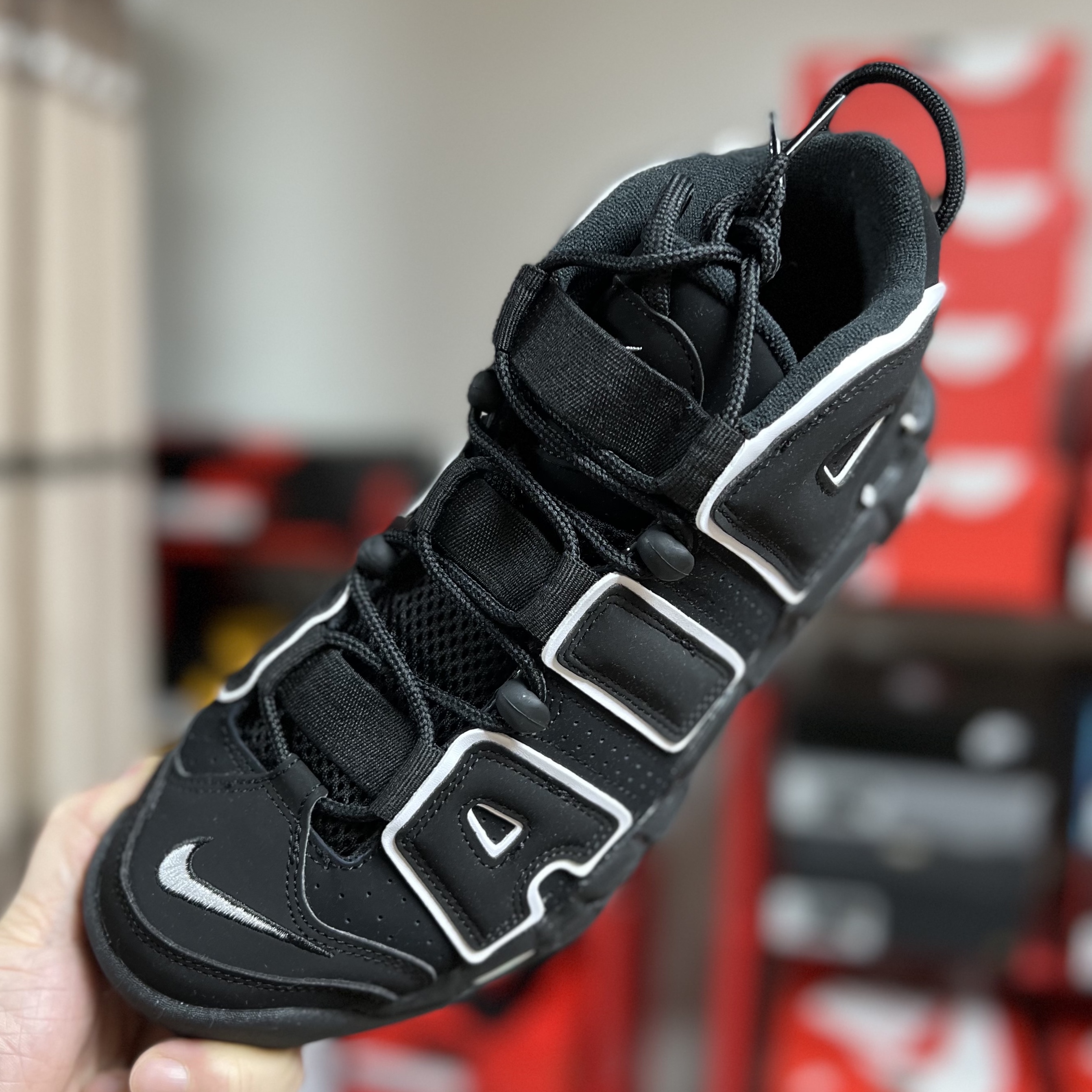 Nike Air More Uptempo Black White 2020 착용 스타일 - 1