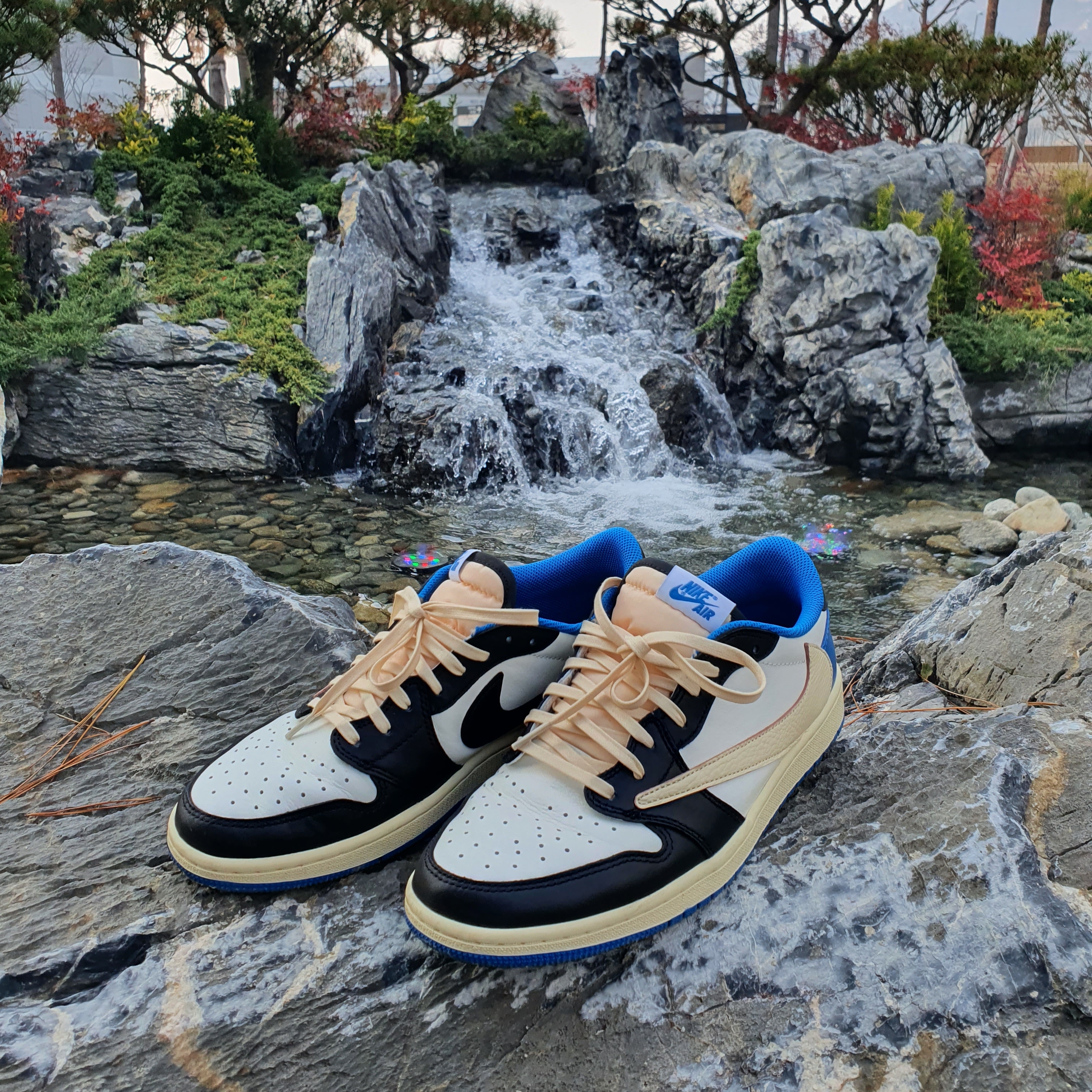Jordan 1 x Travis Scott x Fragment Retro Low OG SP Military Blue 착용 스타일 - 1