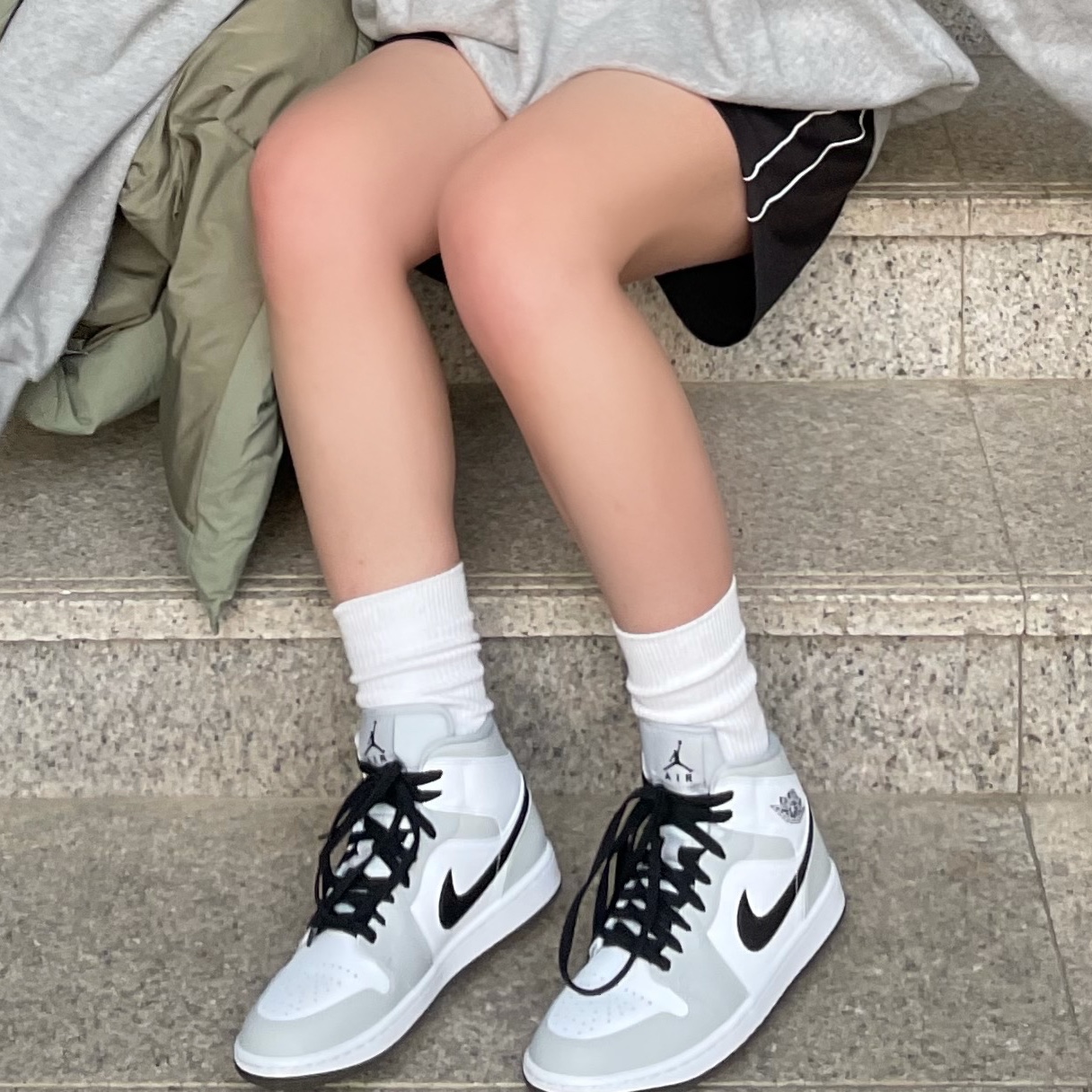 (W) Jordan 1 Mid Grey Fog 착용 스타일 - 2