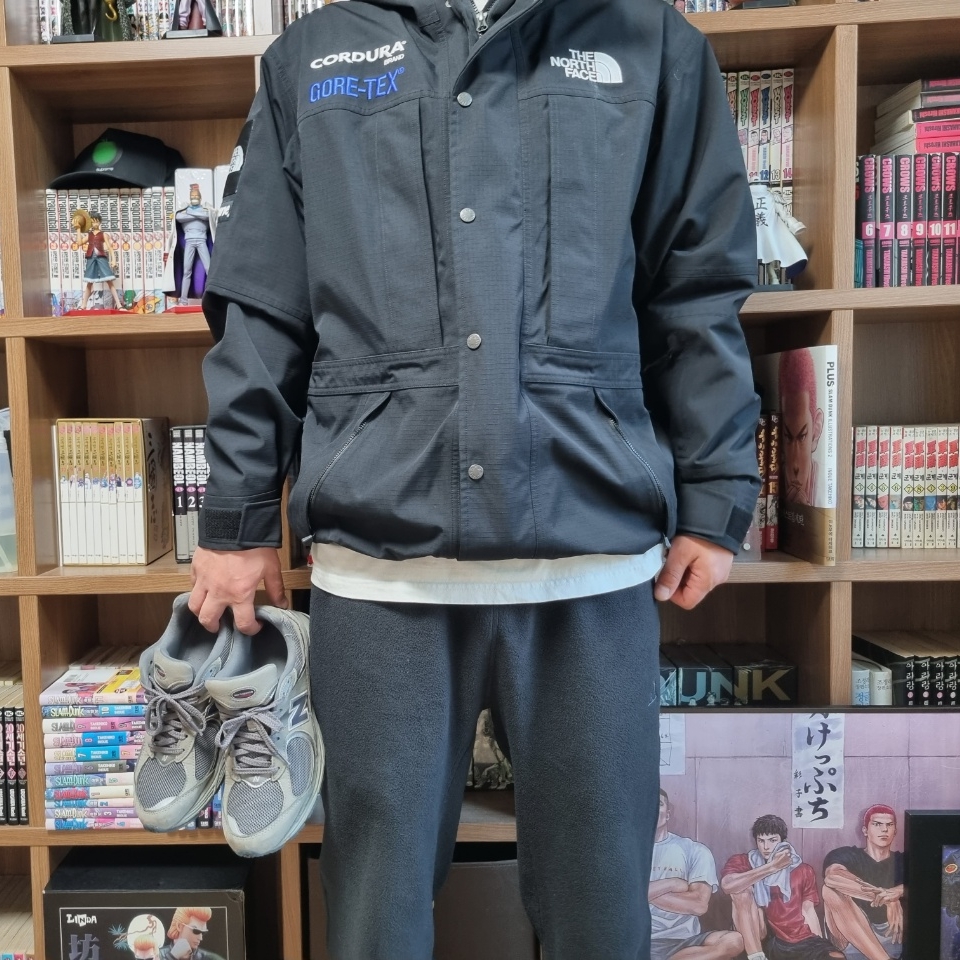 New Balance 2002R Gray, Supreme x The North Face Expedition Jacket Black - 18FW 착용 스타일