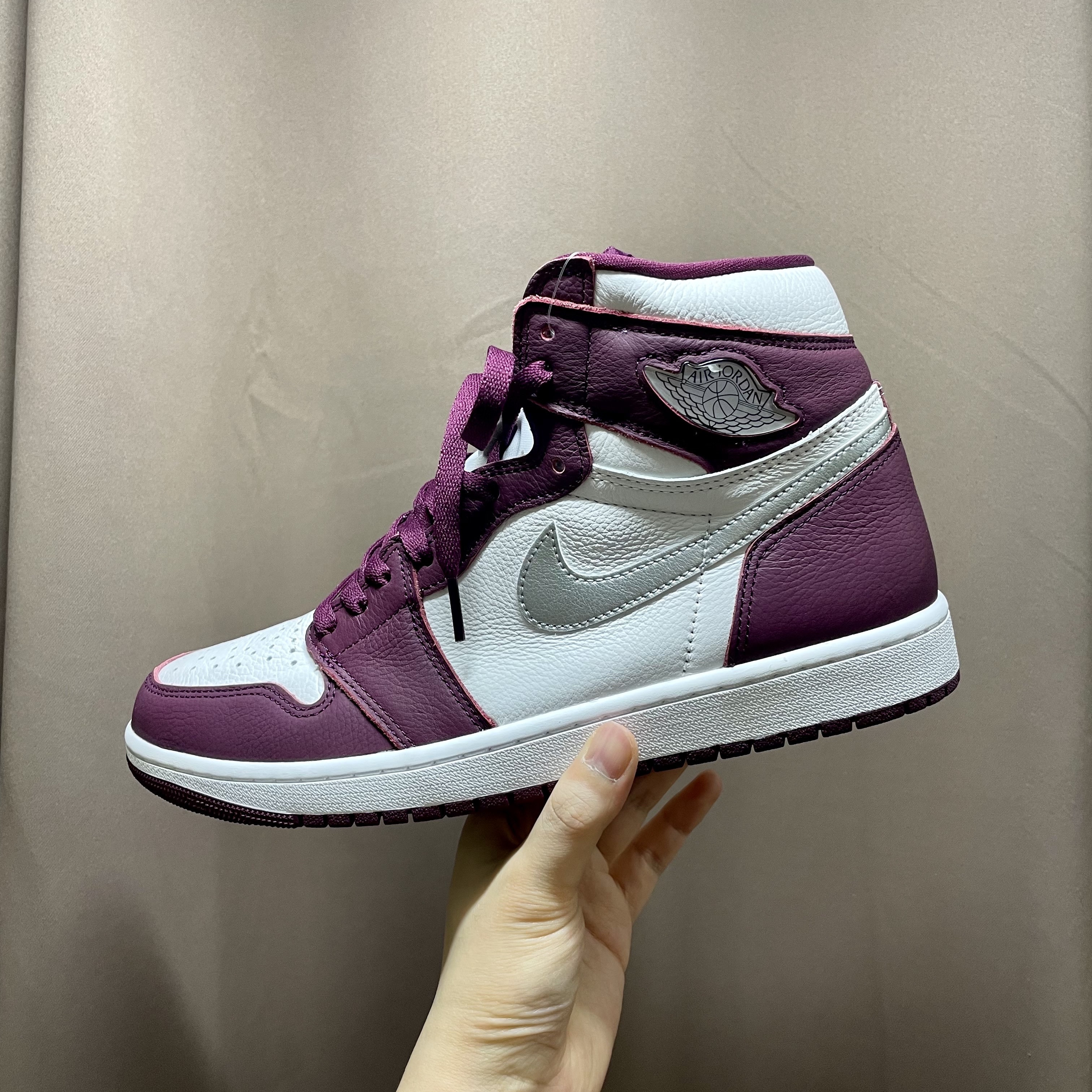 Jordan 1 Retro High OG Bordeaux 착용 스타일 - 2