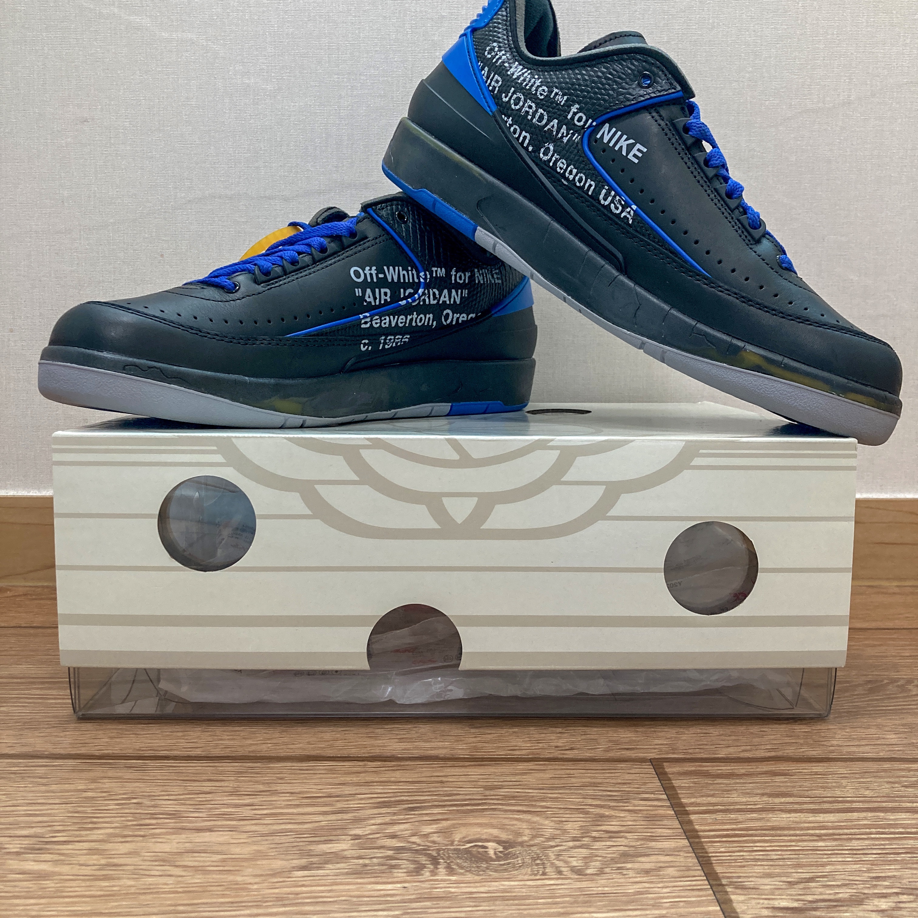 Jordan 2 x Off-White Retro Low SP Black and Varsity Royal 착용 스타일 - 1