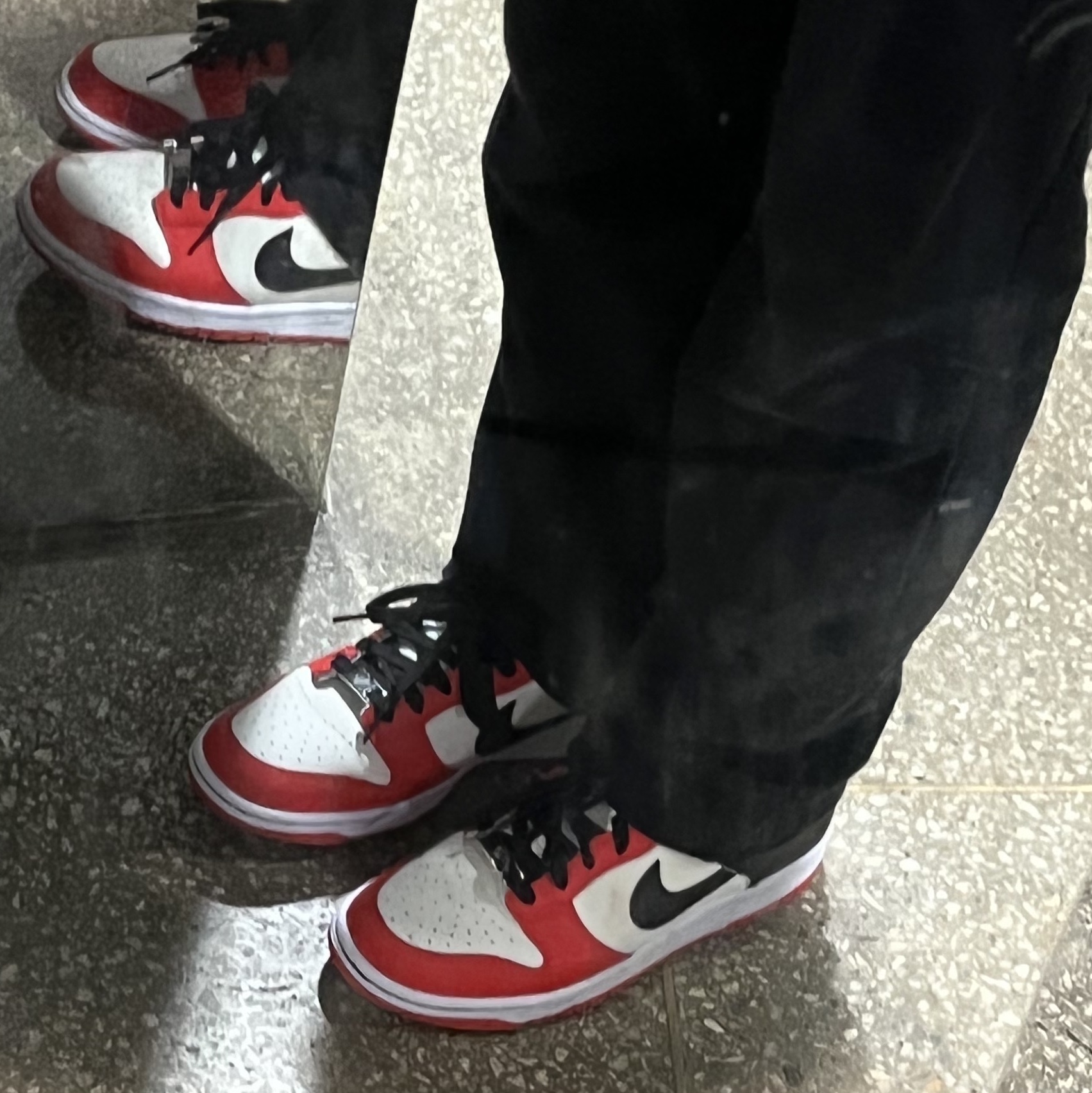 Nike x NBA Dunk Low Retro EMB Black and Chile Red 착용 스타일 - 3