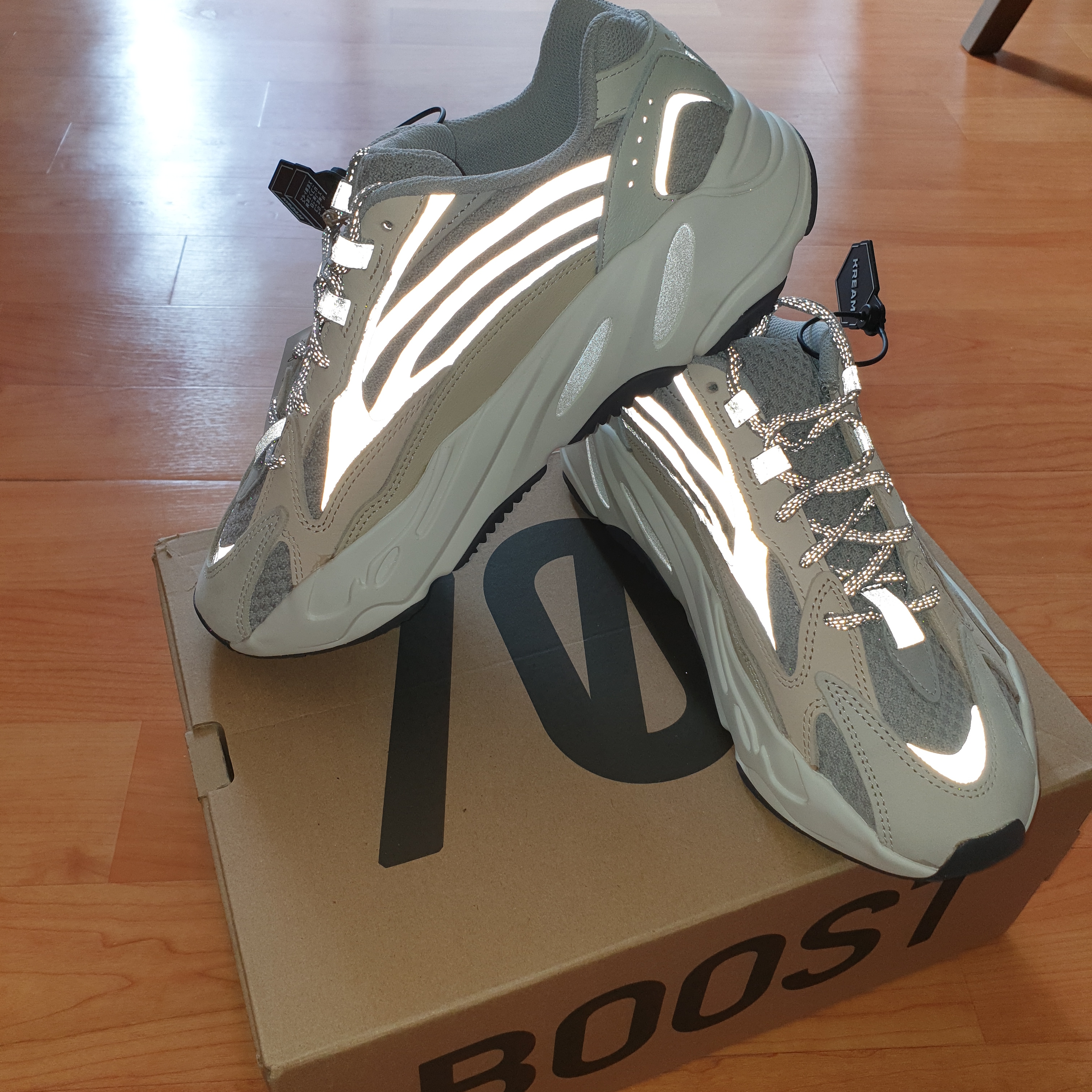 Adidas Yeezy Boost 700 V2 Cream 착용 스타일 - 1