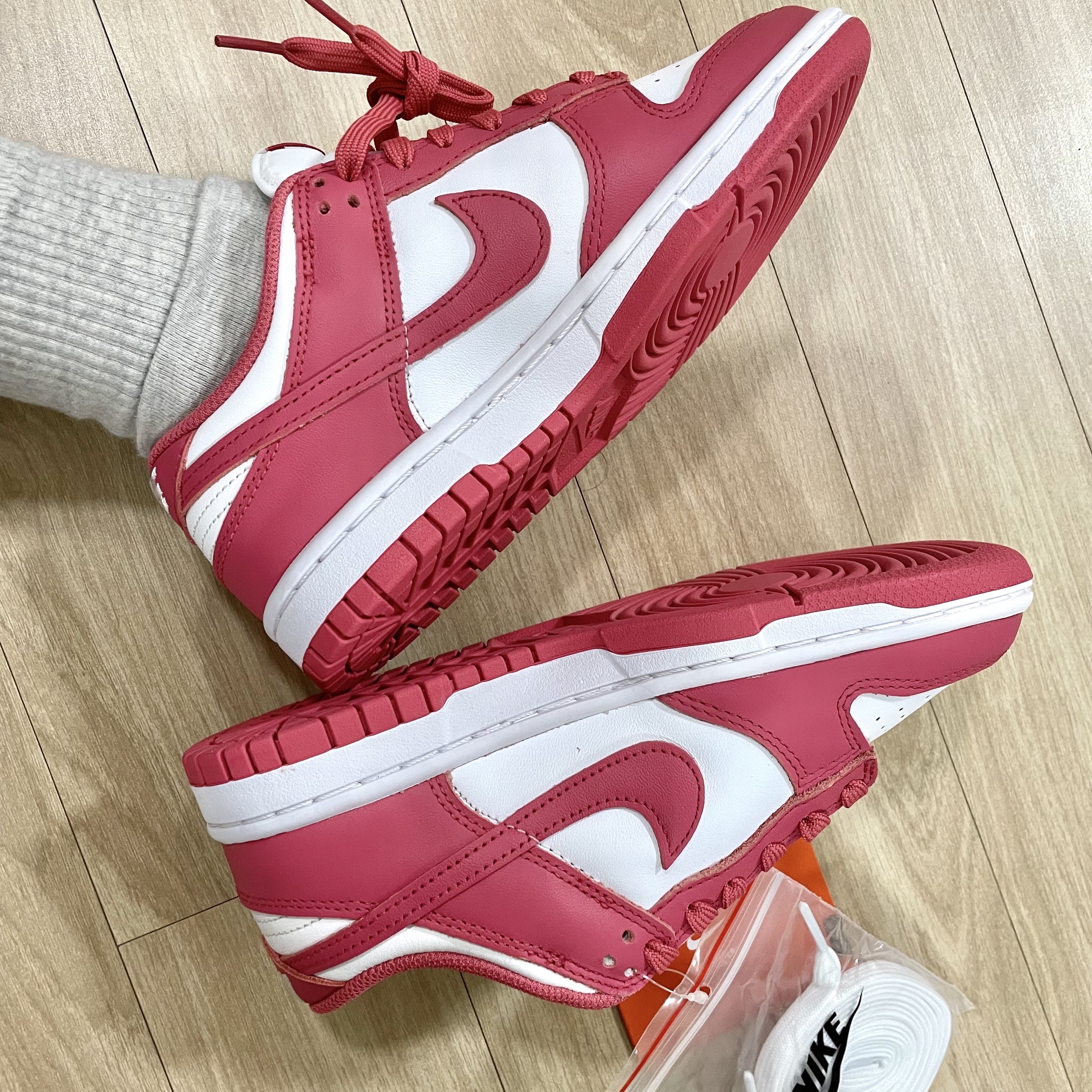 (W) Nike Dunk Low Archeo Pink 착용 스타일 - 1