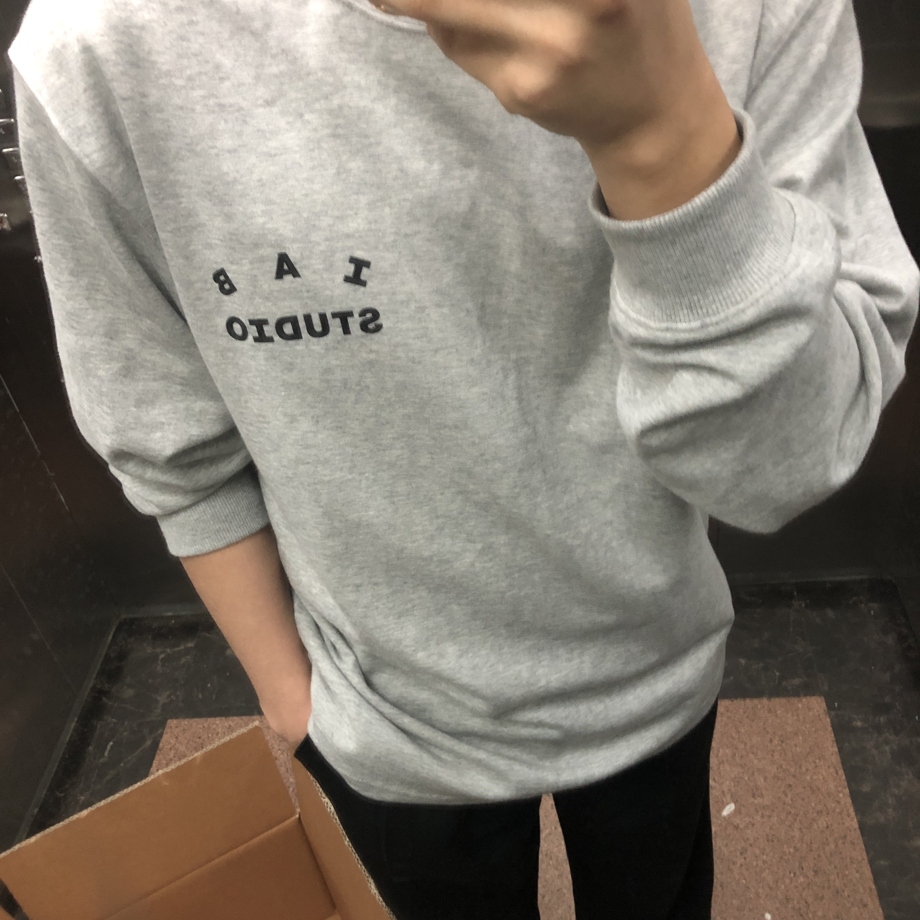 IAB Studio Long Sleeve Gray 착용 스타일