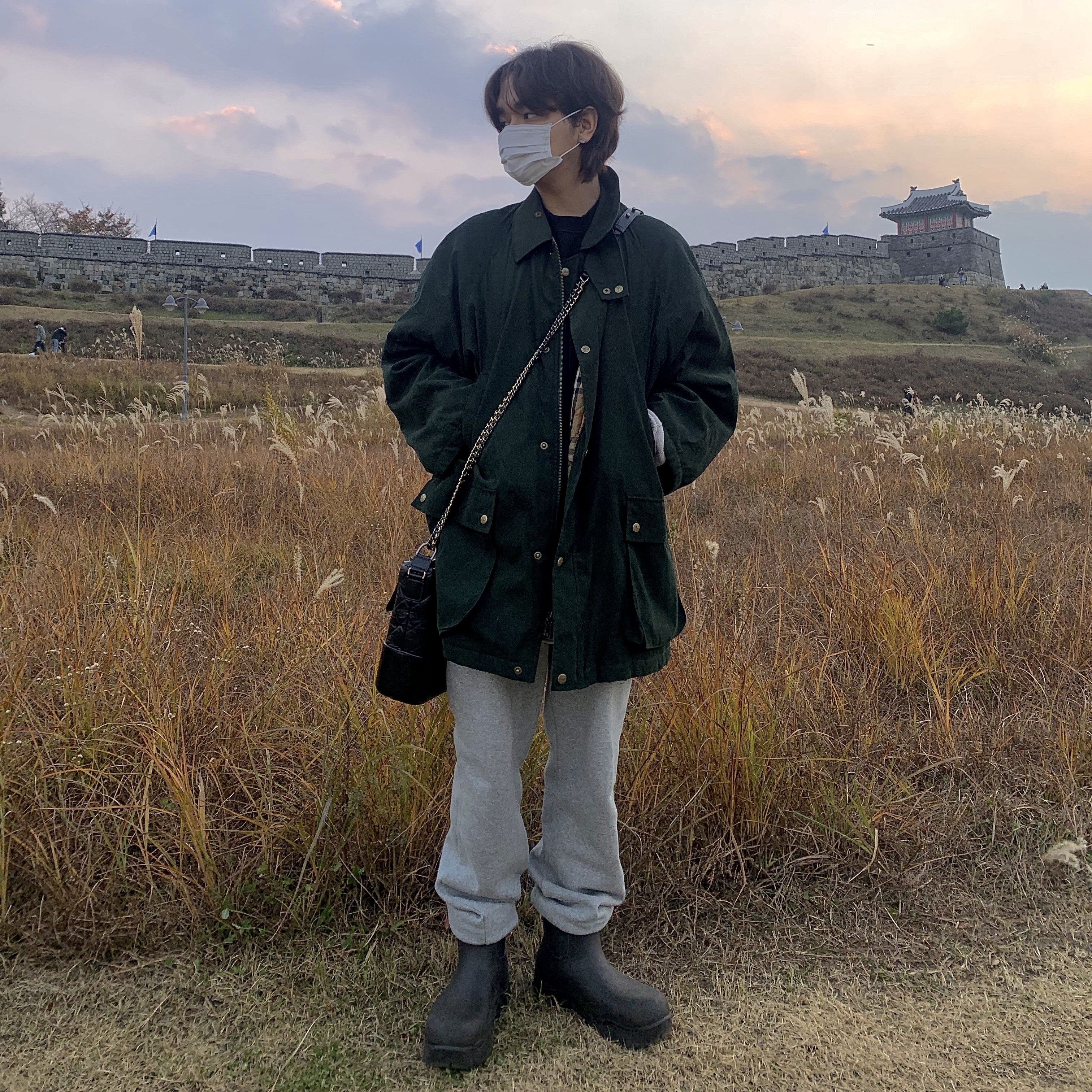 Bottega Veneta Puddle Ankle Boots Fondant, Chanel Gabrielle Medium Hobo Bag Aged Calfskin & Gold Black 착용 스타일 - 2