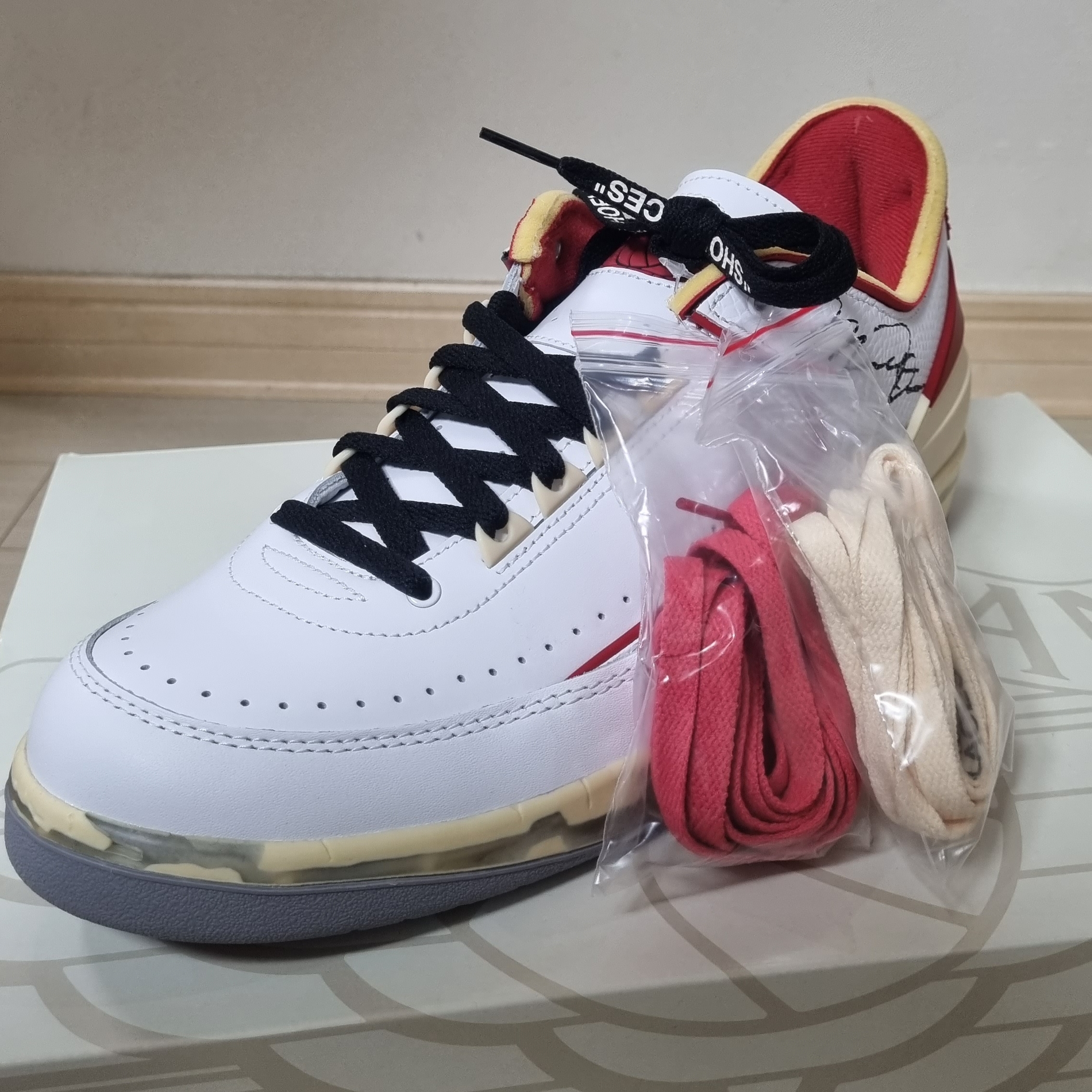 Jordan 2 x Off-White Retro Low SP White and Varsity Red 착용 스타일 - 3