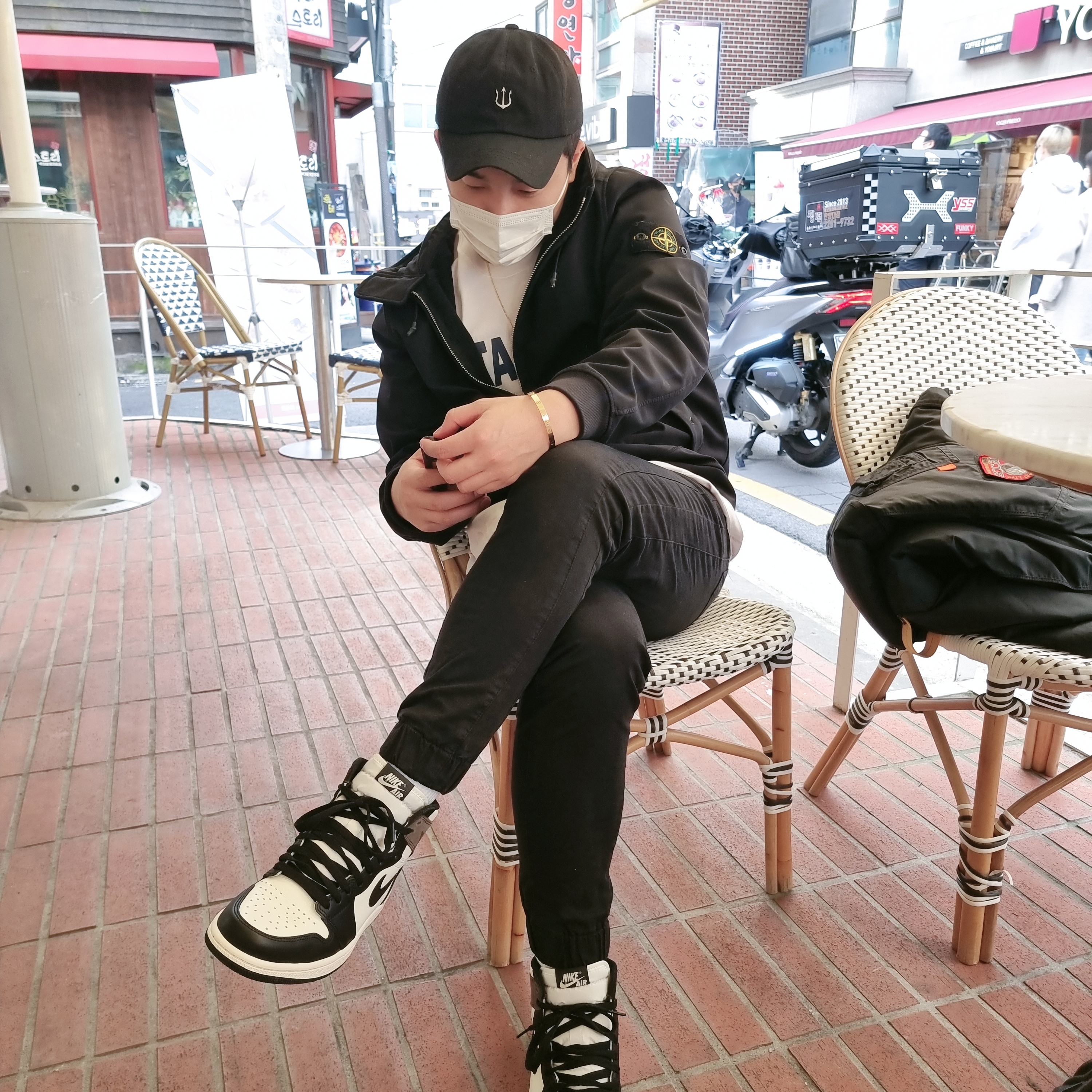Jordan 1 Retro High OG Black Mocha 착용 스타일